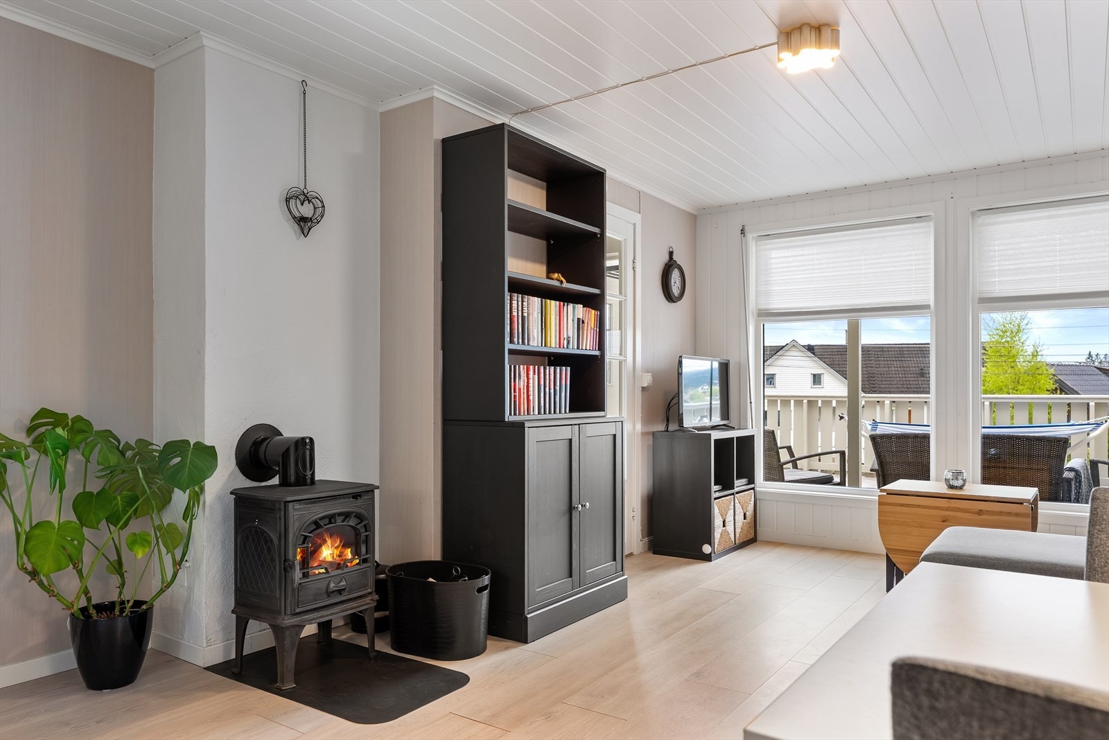 Peisovnen er plassert sentralt i stuen som sikrer ekstra god varme på kalde dager. Galleribilde