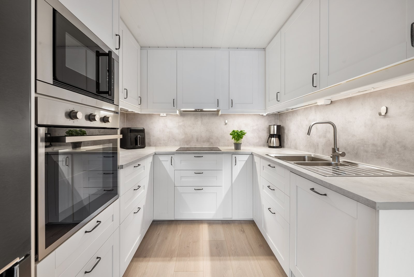 Klassisk IKEA kjøkken med profilerte fronter, fra 2019. Galleribilde