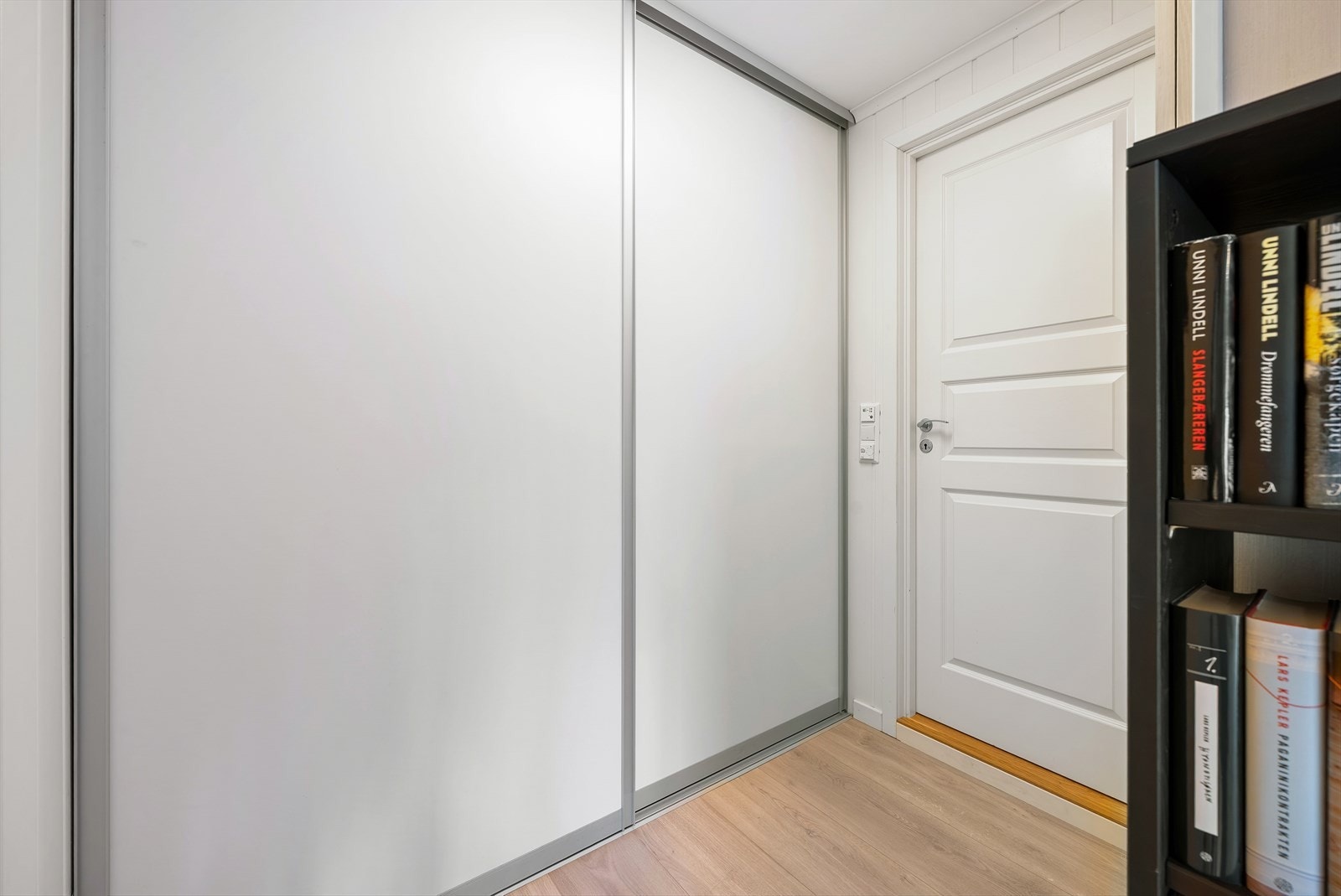 Gang med skyvedørsgarderobe og god oppbevaringsplass. Inngang til høyre er til badet. Galleribilde