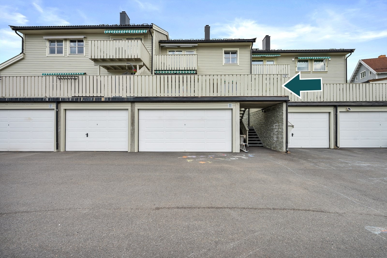 Leiligheten har adkomst fra gårdsplass/bakkeplan og opp utvendig trapp til leilighetens inngangsdør og terrasse. Galleribilde