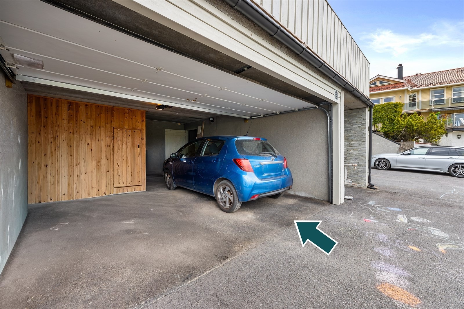 Leiligheten disponerer en bod på ca. 4 kvm med inngang bak garasjeplassen (høyre side). Galleribilde