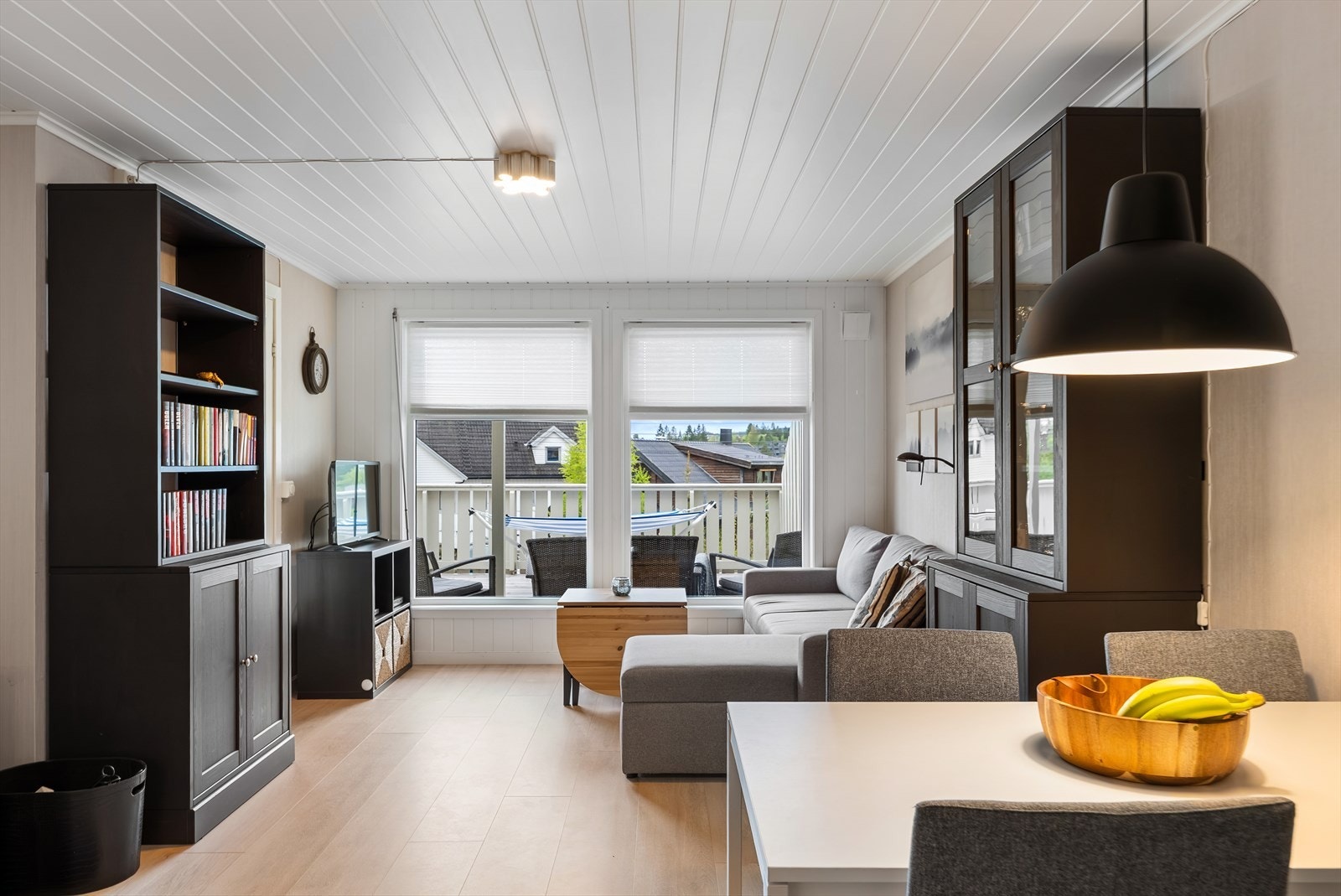 Plass til en god sofagruppe nærmest vinduene. Galleribilde