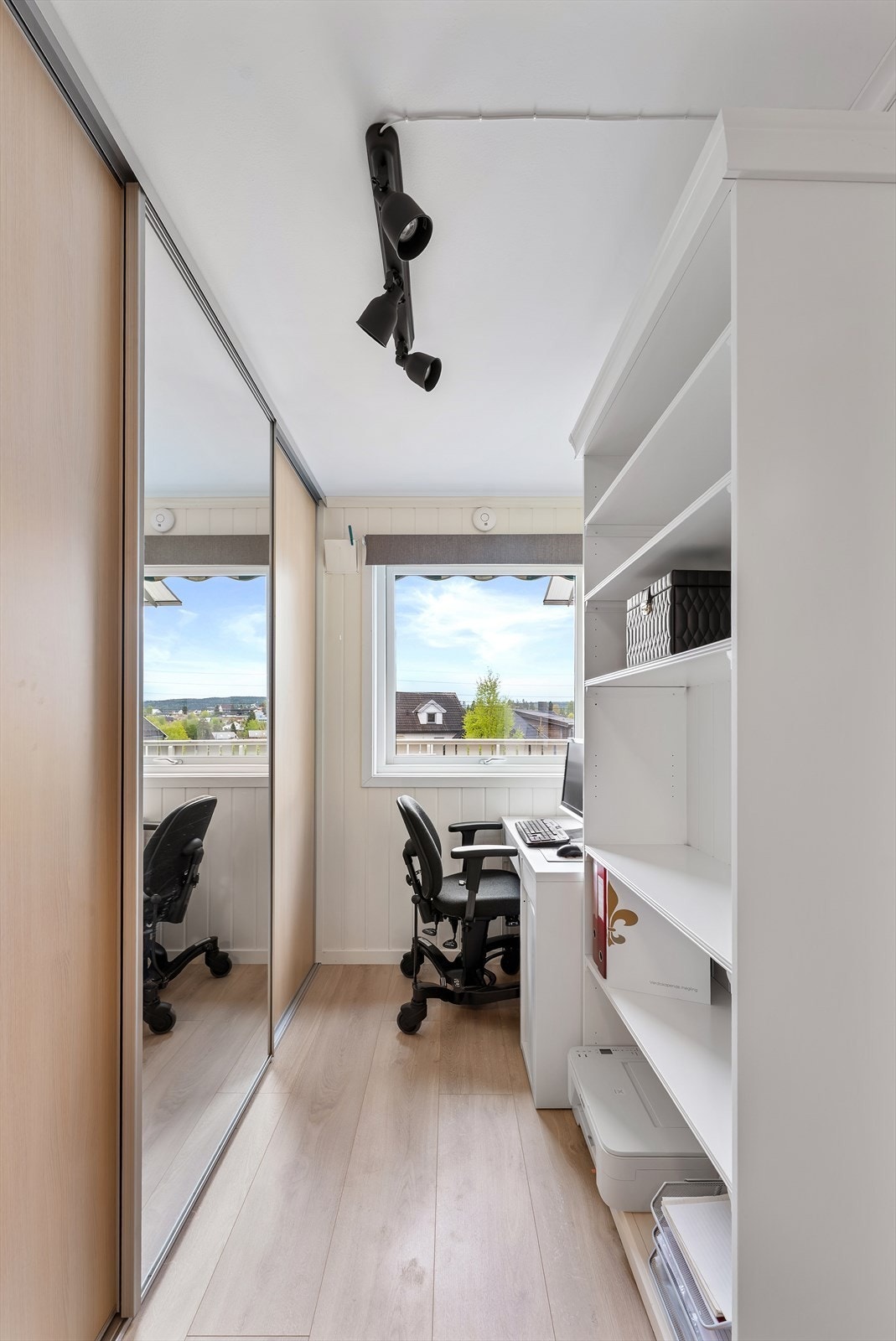 Stor og praktisk skyvedørsgarderobe. Galleribilde