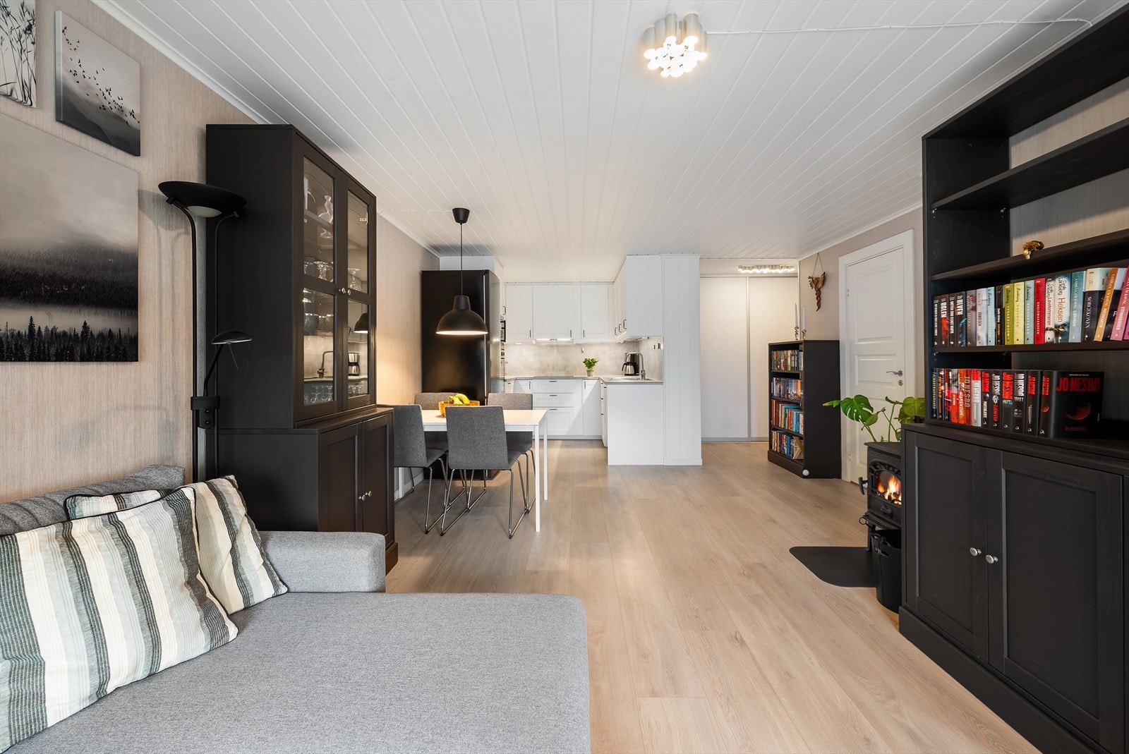 Leiligheten ble oppusset i 2019 og holder en gjennomgående god standard og med behagelige fargevalg på overflater. Galleribilde