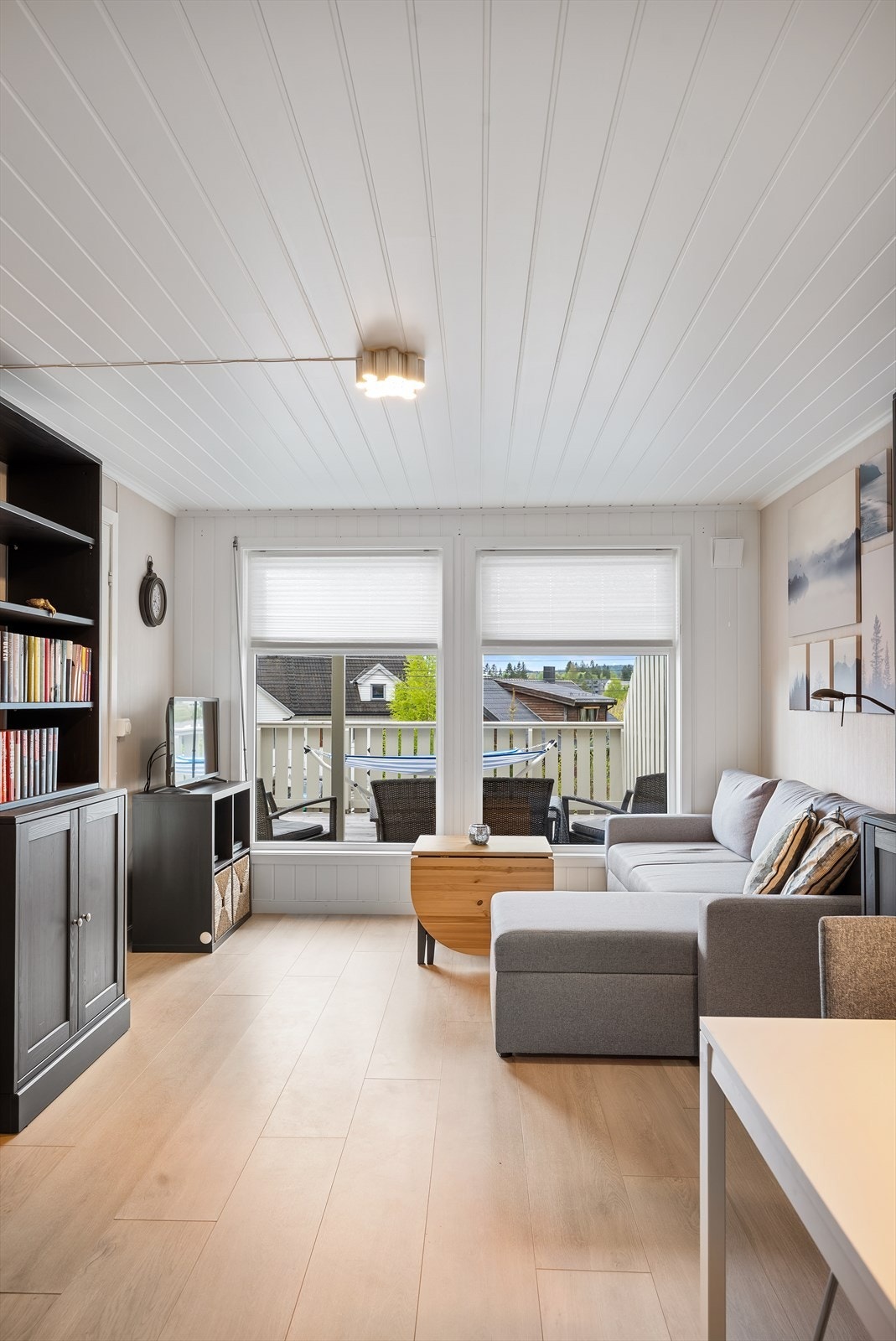 De store vindusflatene gir rikelig med naturlig lys og hyggelig utsikt. Galleribilde