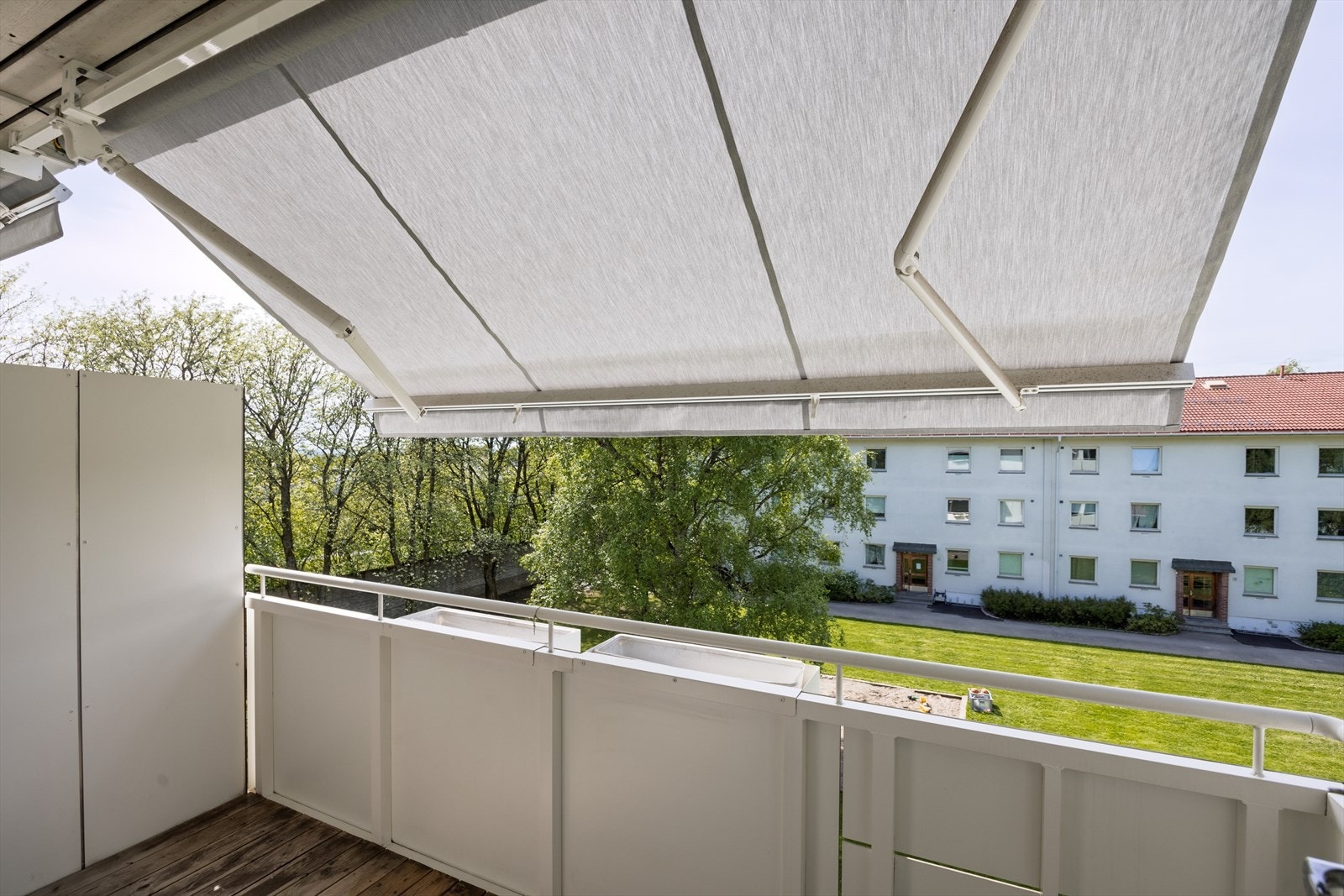 Balkongen er vestvendt og har nydelig ettermiddag/ kveldssol. Galleribilde