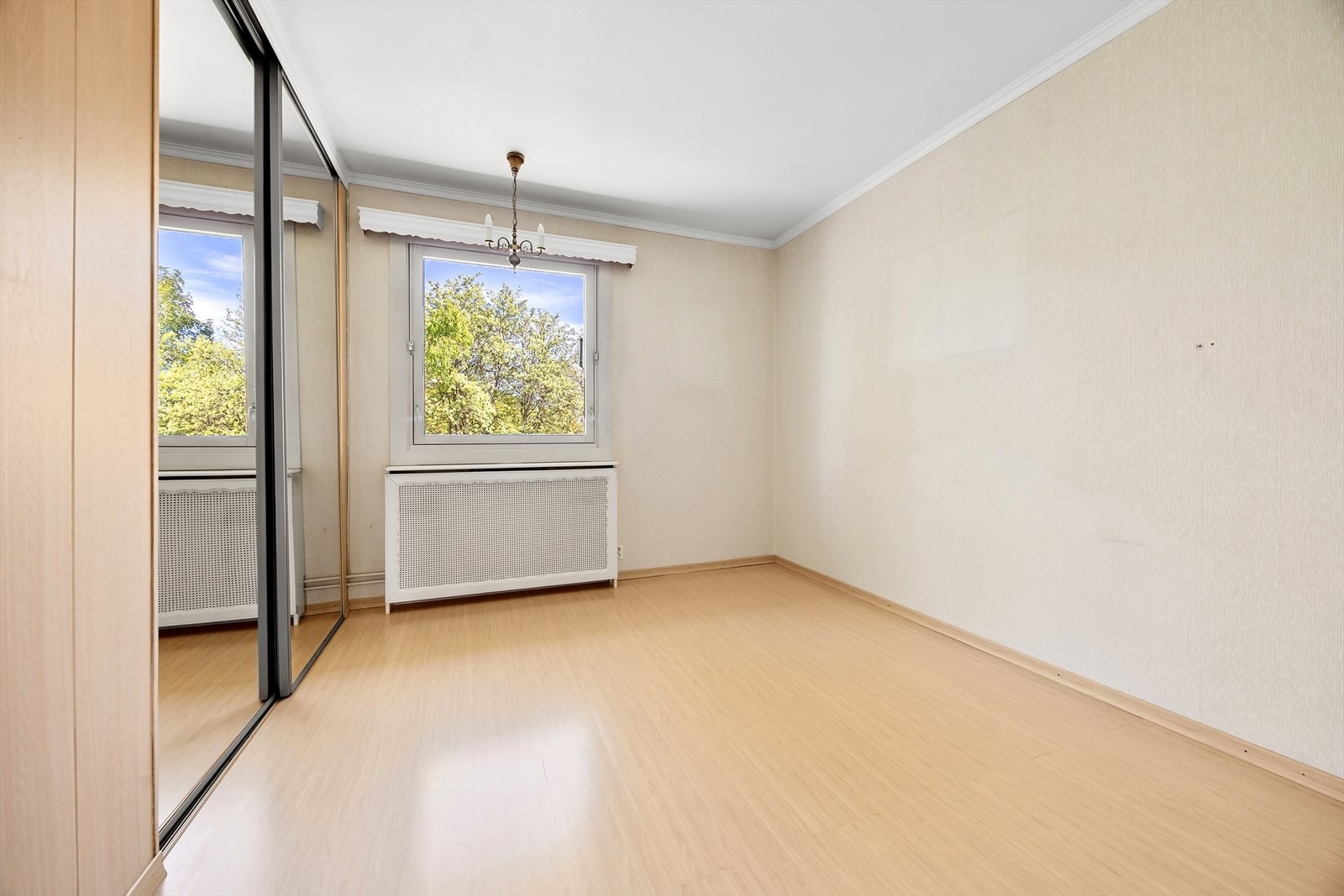 Det er 2 soverom i boligen. Her fra hovedsoverommet som også har plassbygget skyvedørsgarderobe. Galleribilde