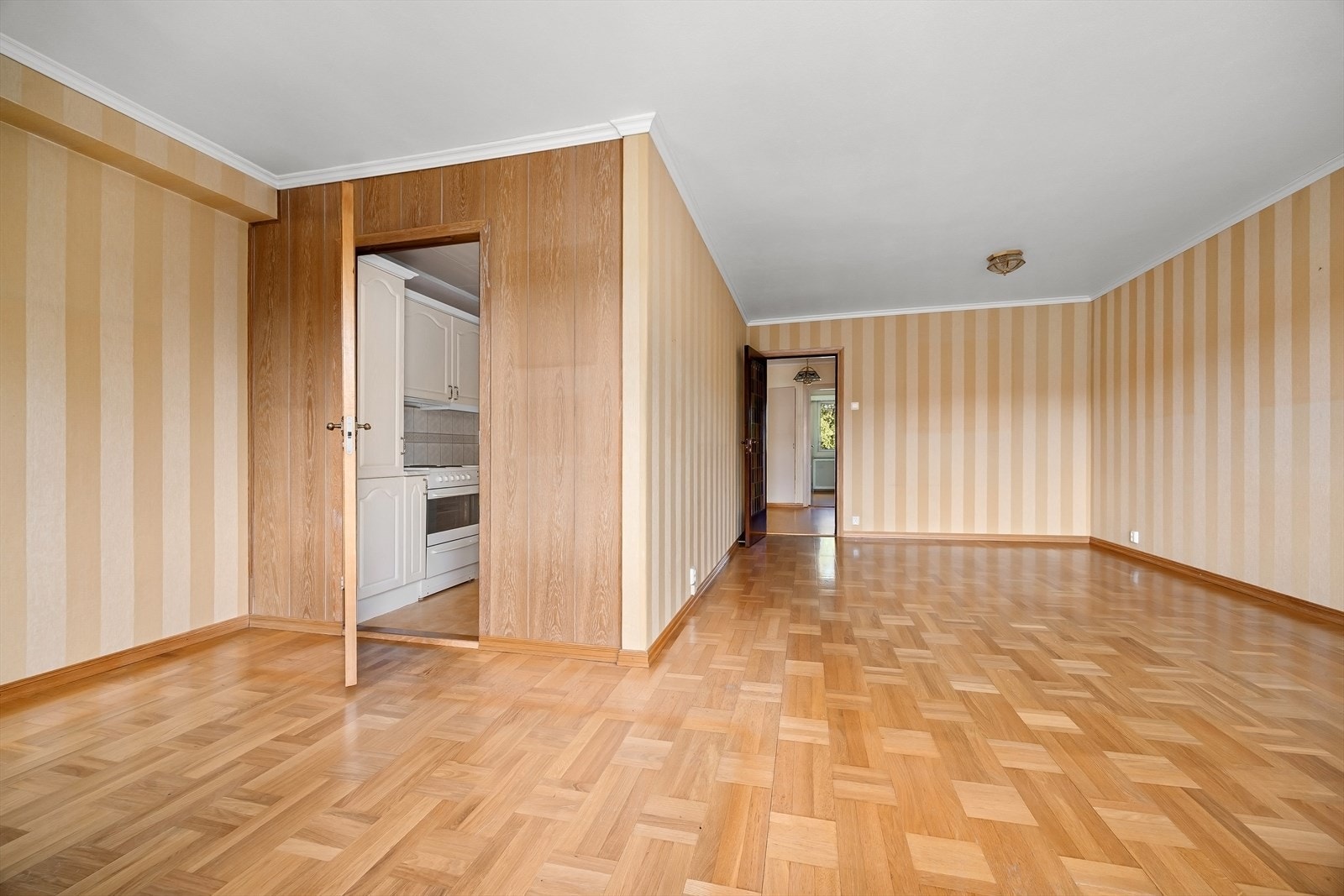 Romslig stue med godt utgangspunkt for modernisering. Galleribilde