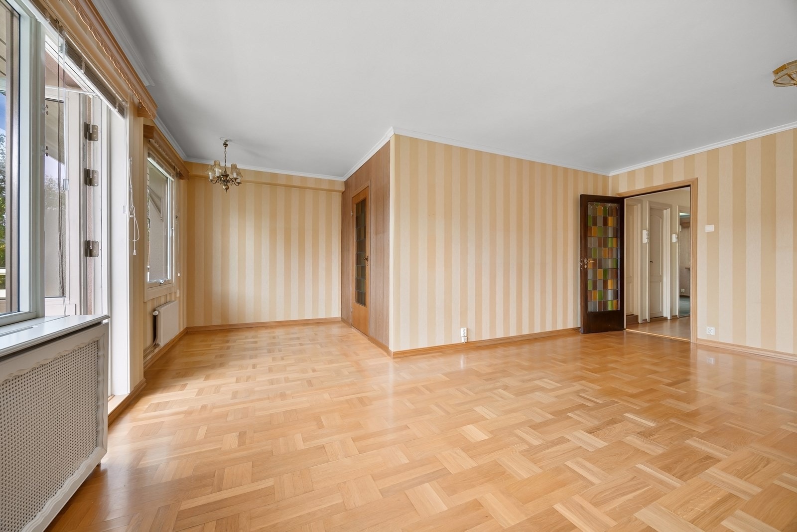 Det er god plass i stuen til både spisestue og sofagruppe. Flere av naboleilighetene har åpnet opp veggen mot kjøkkenet slik at de har en åpen stue/kjøkkenløsning. Galleribilde