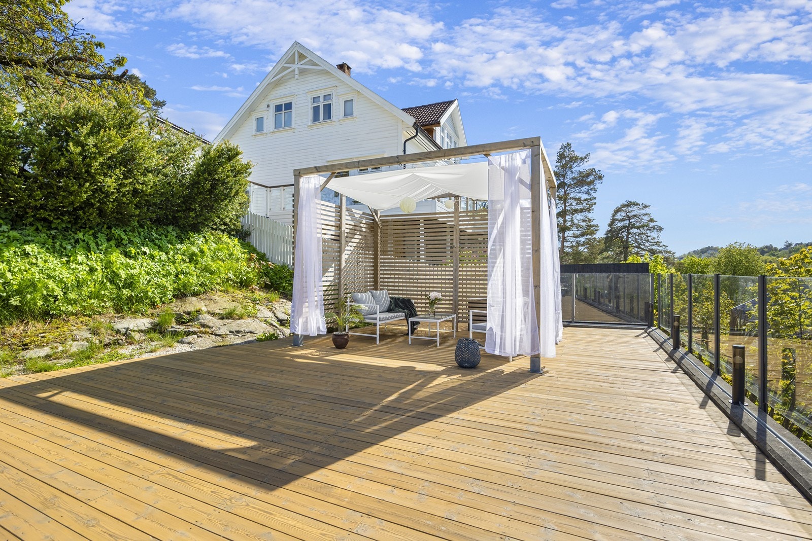 På den nedre delen av tomten er det også en terrasse med pergola. Galleribilde