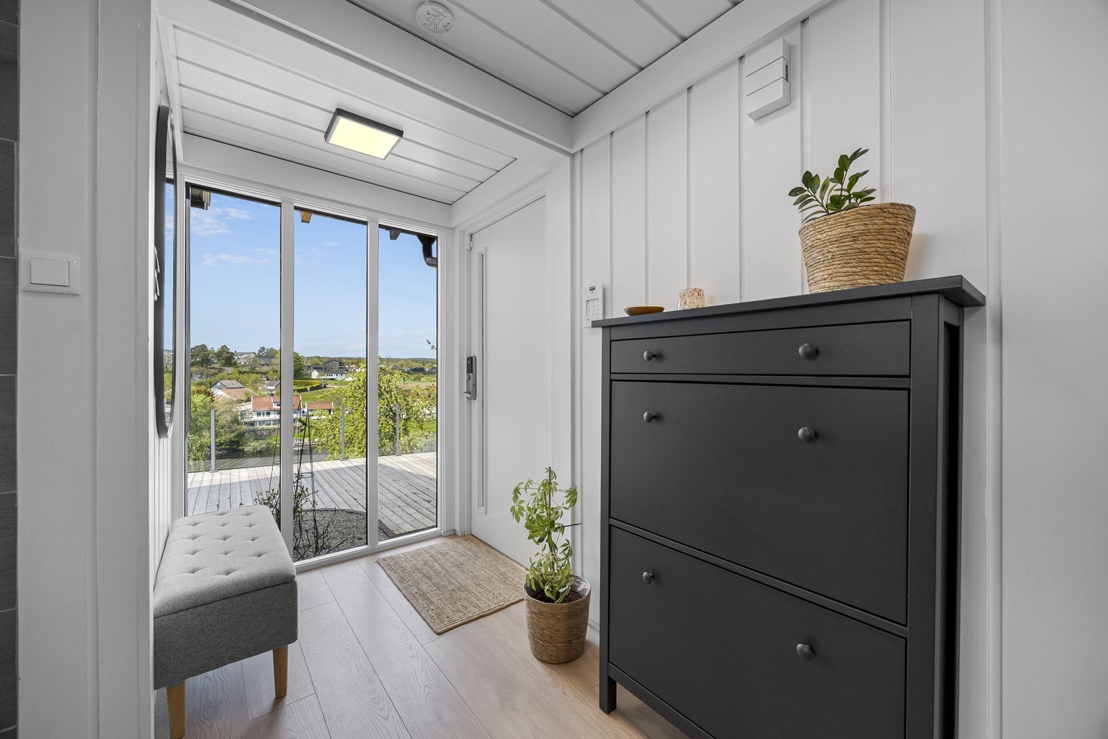 Gang med store vinduer og godt med lys. Galleribilde