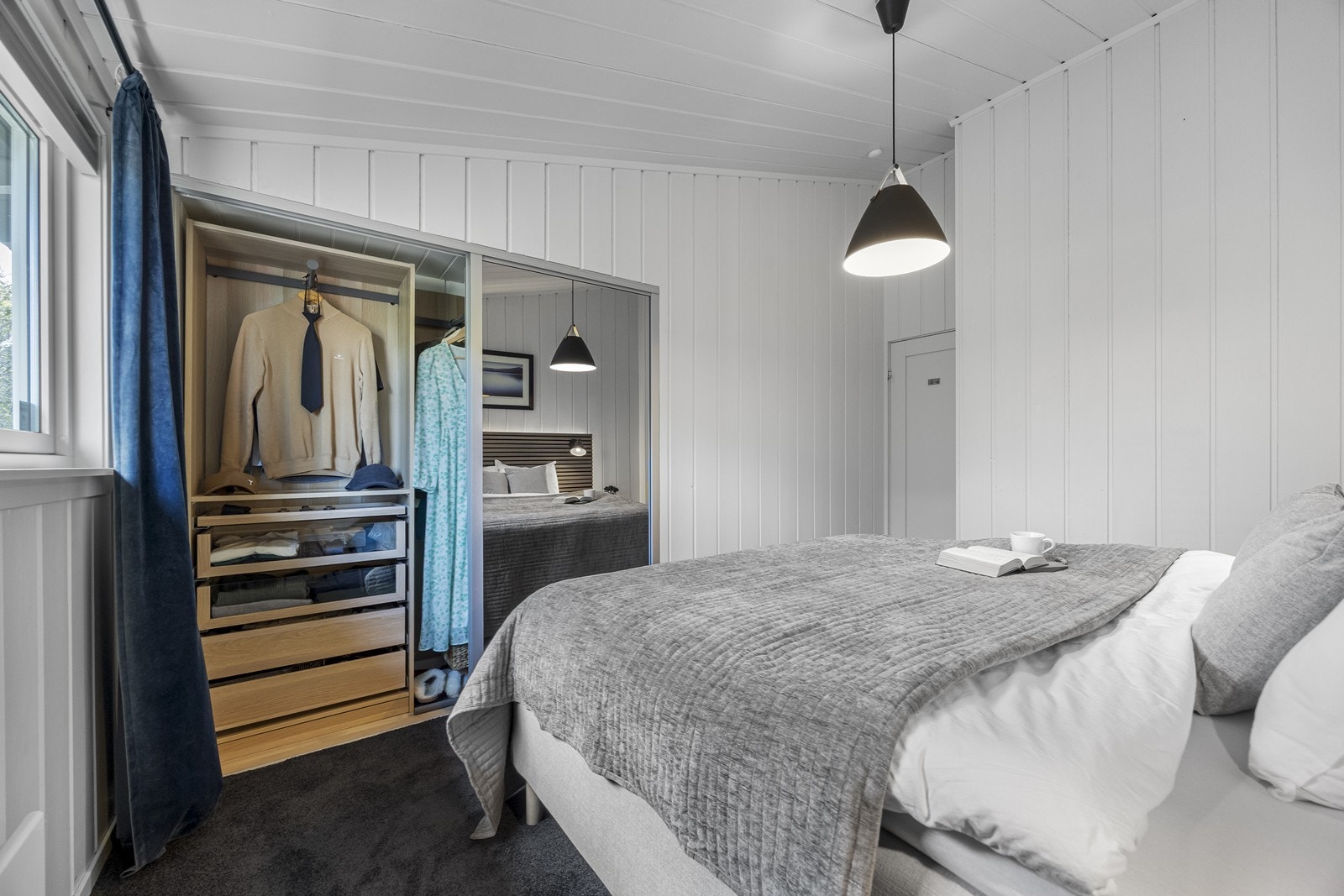 Praktisk innredning i garderobe. I tillegg til dette er det eget klesrom ved siden av treningsrom. Galleribilde