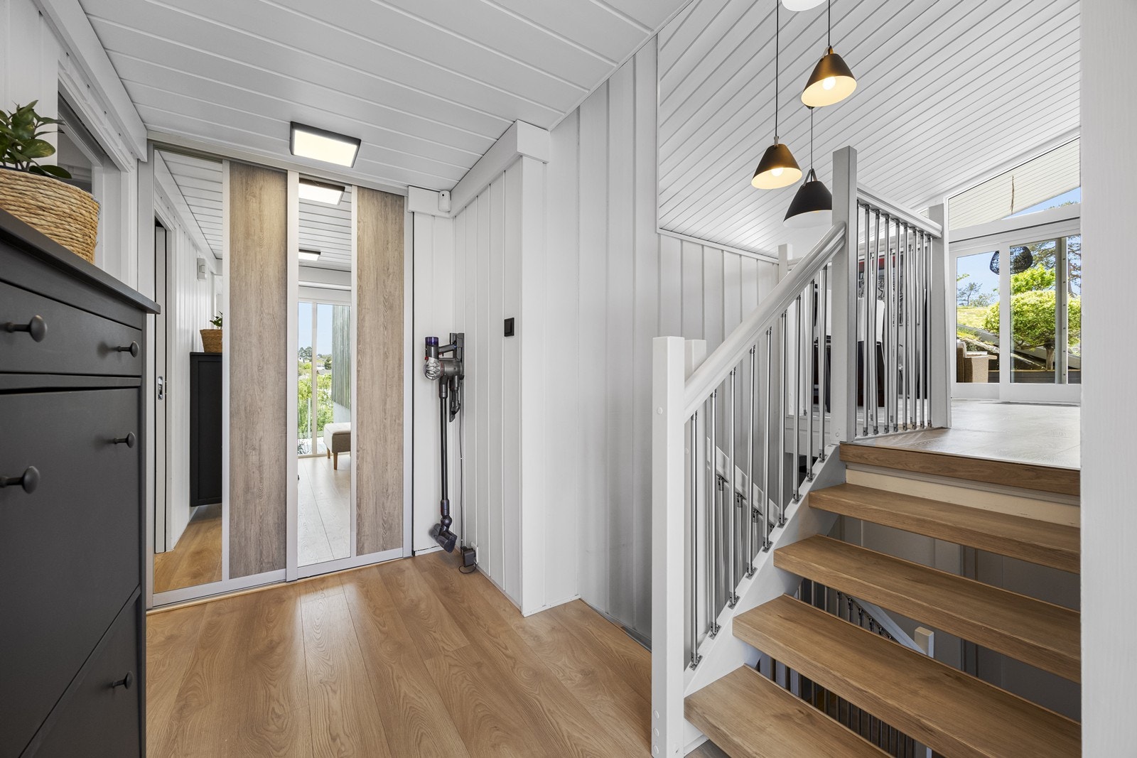 Praktisk skyvedørsgarderobe, romslig størrelse innvendig. Galleribilde