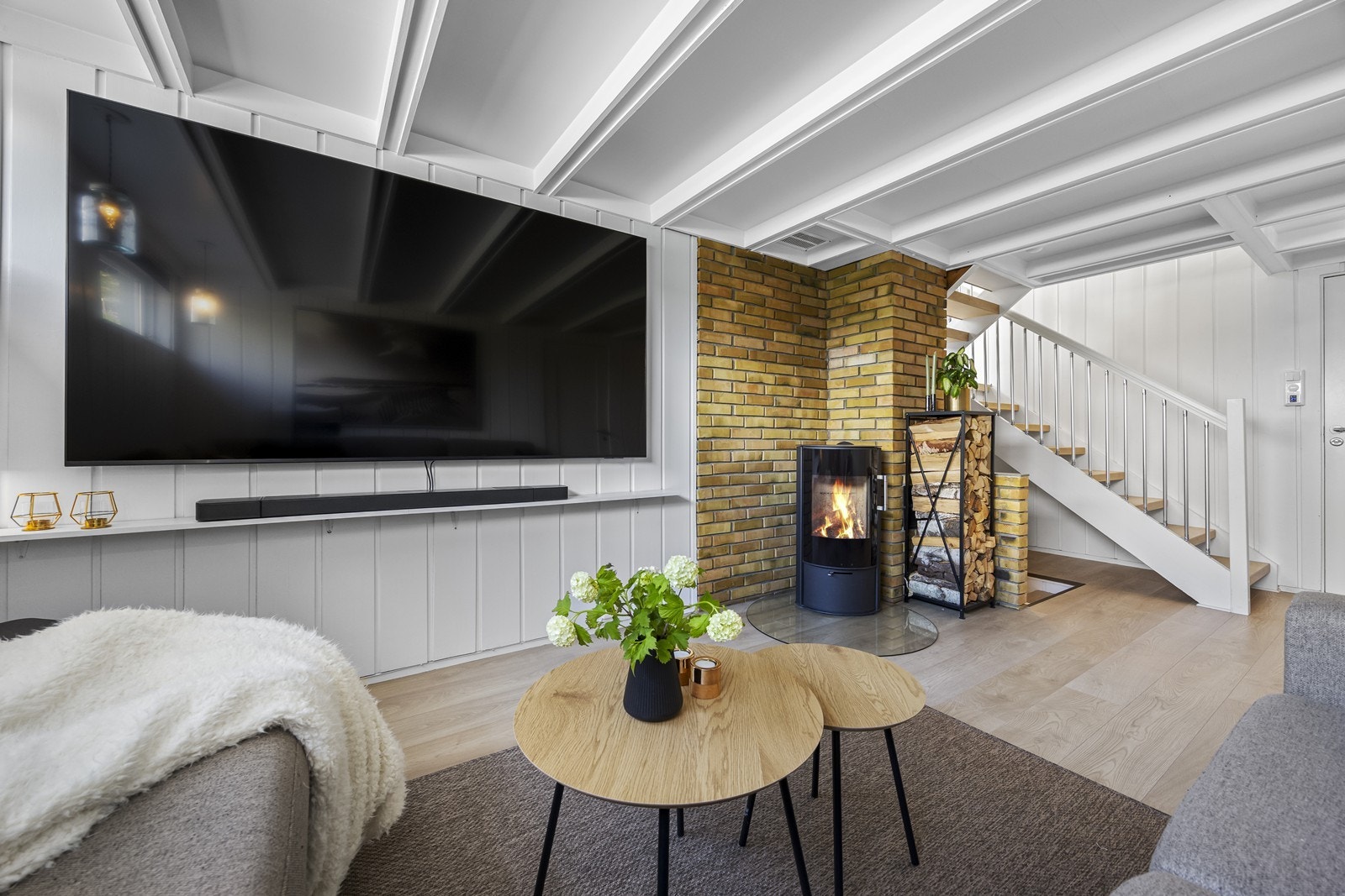 Kjellerstue med peisovn, samt god plass til sofa og tv. Galleribilde