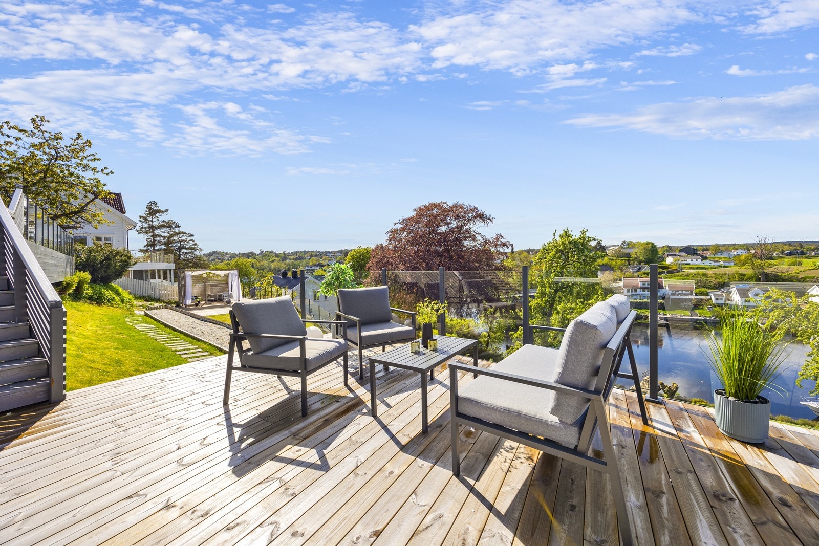 Ny terrasse fra 2025 med glassrekkverk. Herfra er det nydelig utsikt mot Nidelva. Galleribilde