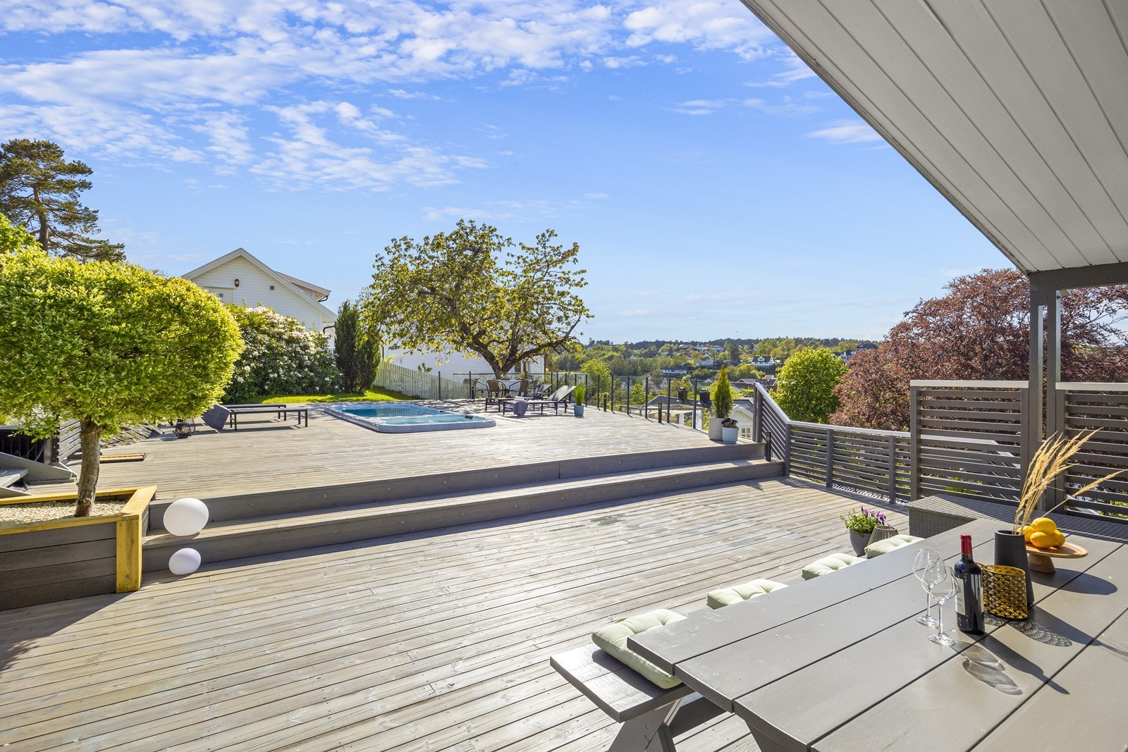 Fra stue og kjøkken er det skyvedør ut til terrasseområdene. Galleribilde