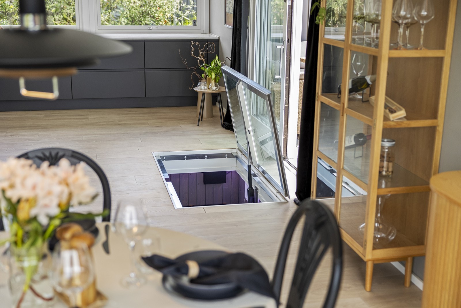 I stuegulvet er det glassluke til vinkjeller, luken er elektrisk og låsbar, type Vinorage. Galleribilde