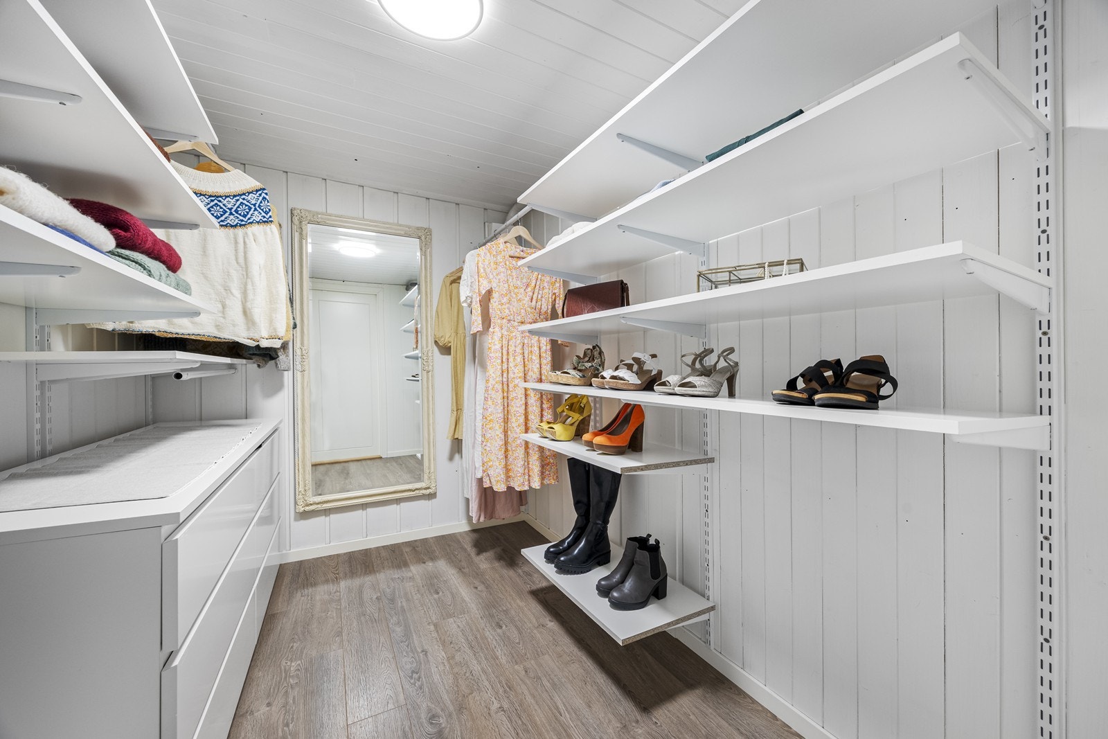 Klesrom med diverse hyller og oppheng. Galleribilde
