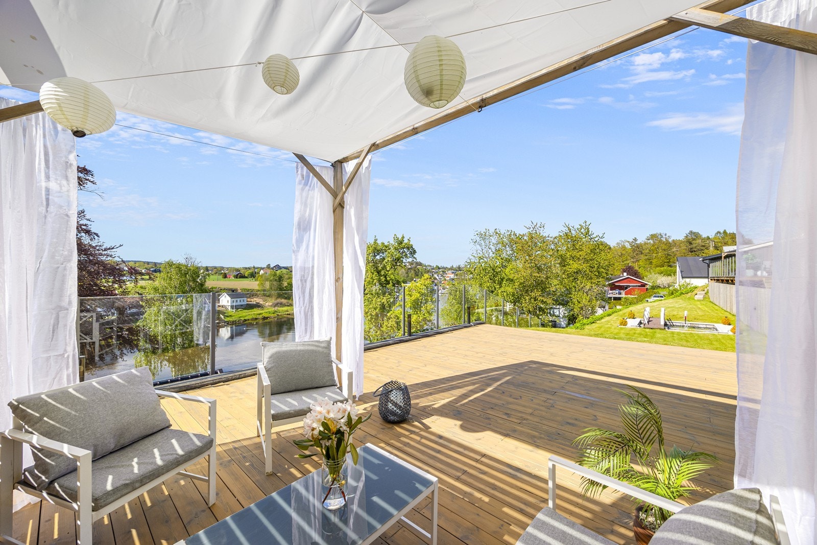 Nydelig å sette seg under pergolaen dersom man ønsker litt skygge, eller etter at solen er gått ned. Galleribilde