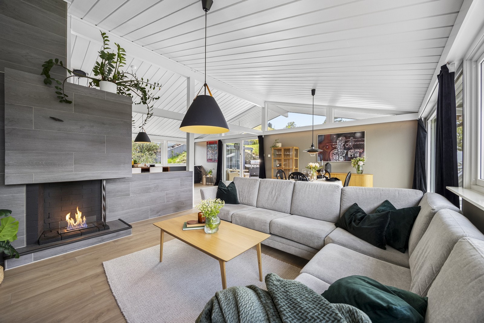 Stue med god plass til romslig sofa. Peis med tenderflameløsning. Det er også varmepumpe i stue. Galleribilde