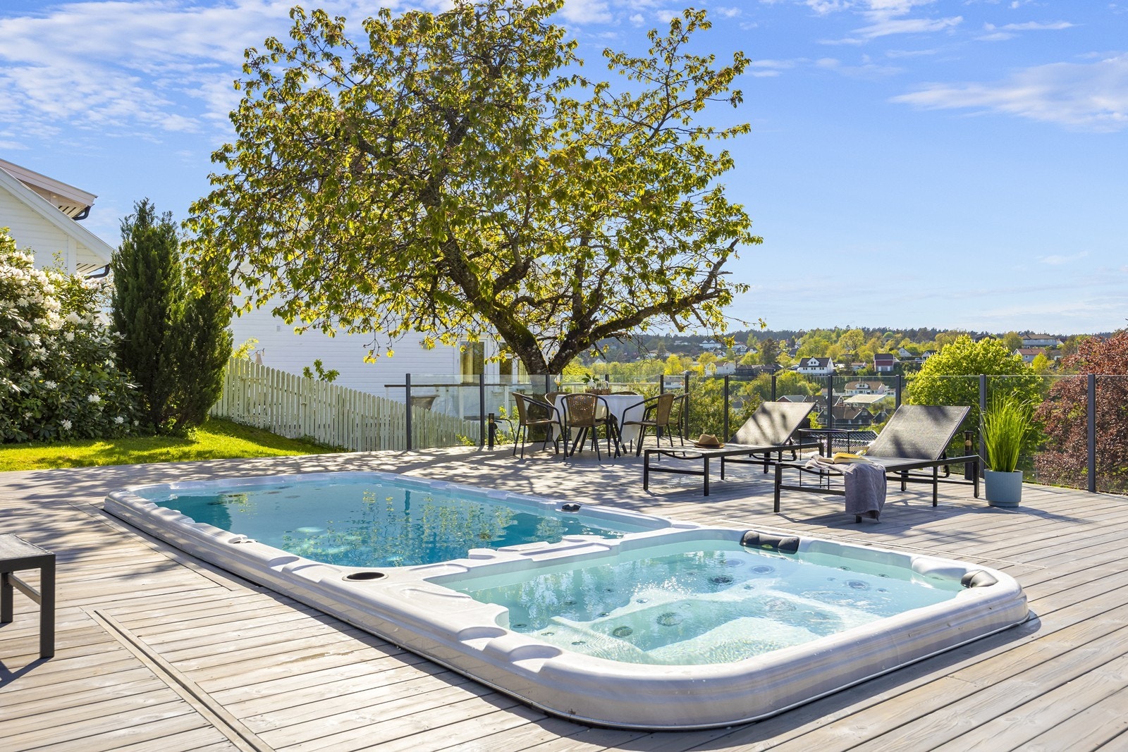 Basseng med motstrømsdel i den store delen, jacuzzi i den andre delen. Stas for både store og små. Galleribilde