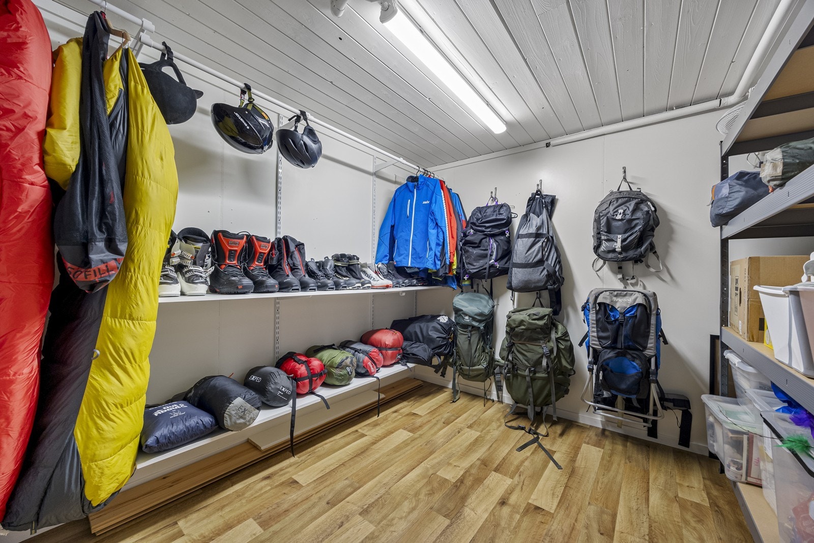 Stor, praktisk bod til oppbevaring og utstyr. Galleribilde