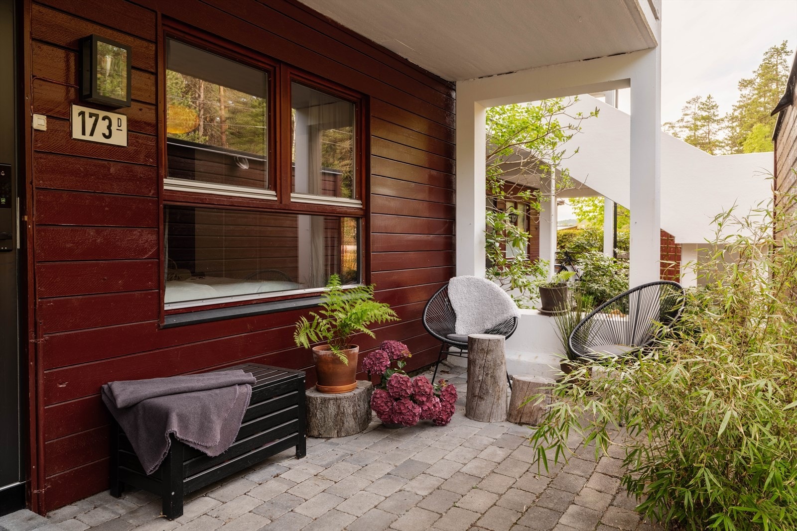 Uteplassen ved inngangen er på ca. 13 m² og har plass til en liten sittegruppe. Galleribilde