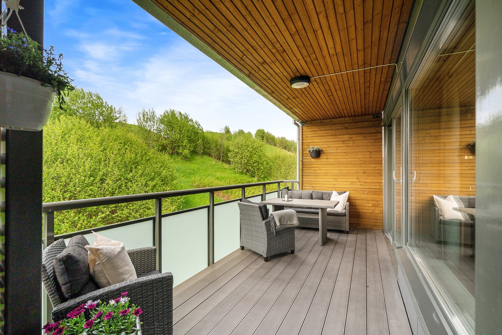 Balkongen er på 13,4 kvm og gir god plass til ønsket utemøblement. Galleribilde