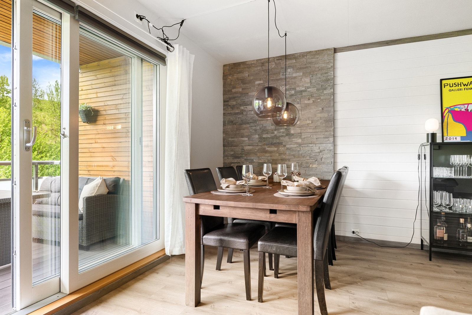 Gode muligheter for et større langbord for sosiale sammenkomster med venner og familie. Galleribilde