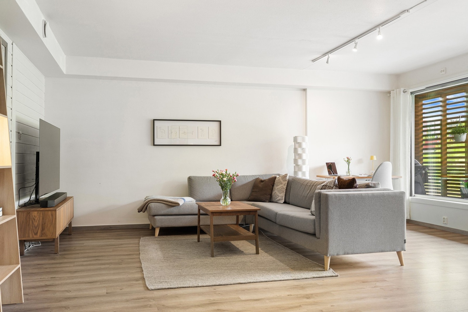 Leiligheten er malt i tidsriktige farger og gir et moderne uttrykk. Galleribilde