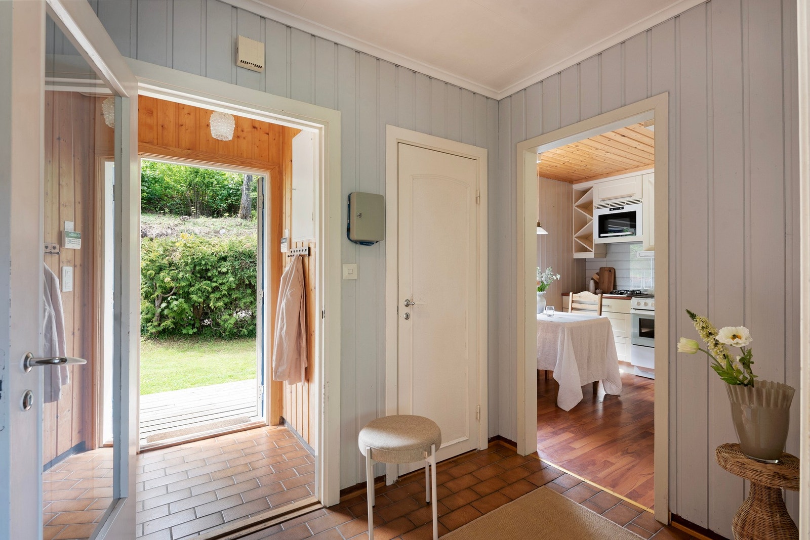 Entré med plass til oppbevaring av yttertøy og sko. Galleribilde