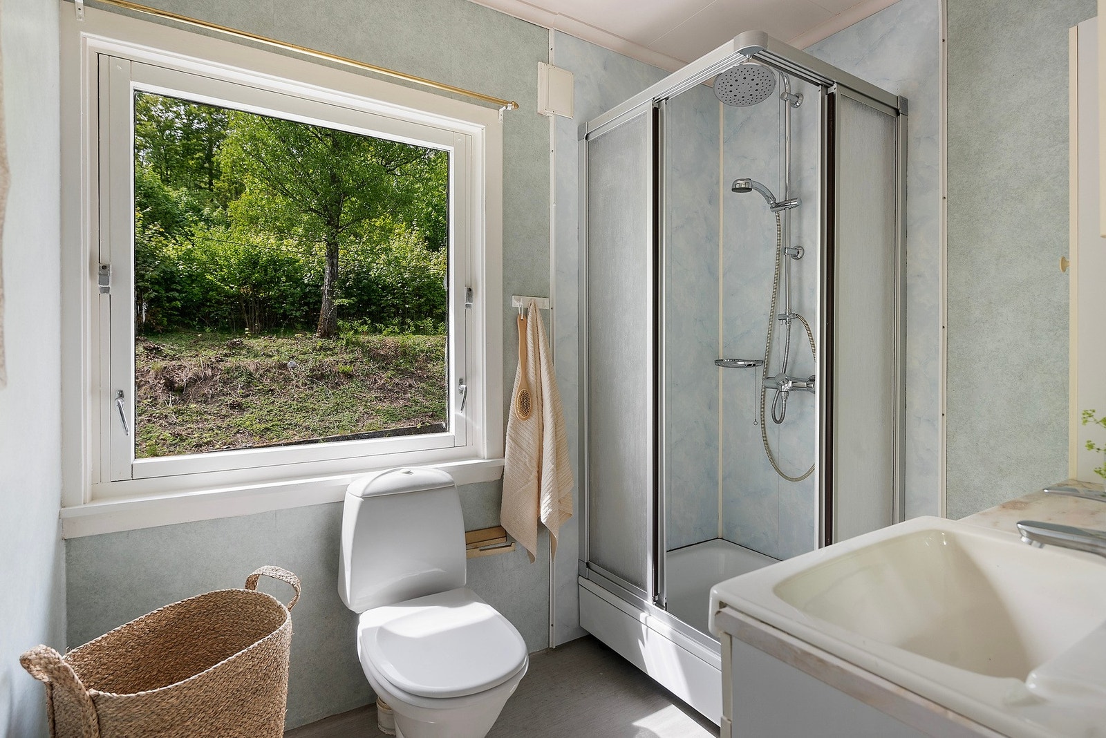 Badet i andre etasje har varmekabler i gulvet som gir ekstra komfort i hverdagen. Galleribilde