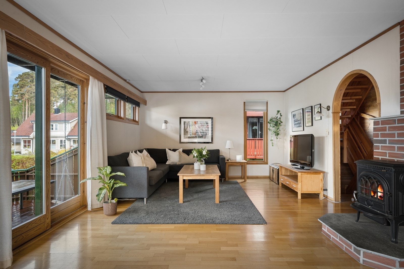 En god stue med smart vindusbruk for maksimal effekt av naturlig lys, samtidig som det er godt med veggplass for møblering i gode soner. Galleribilde