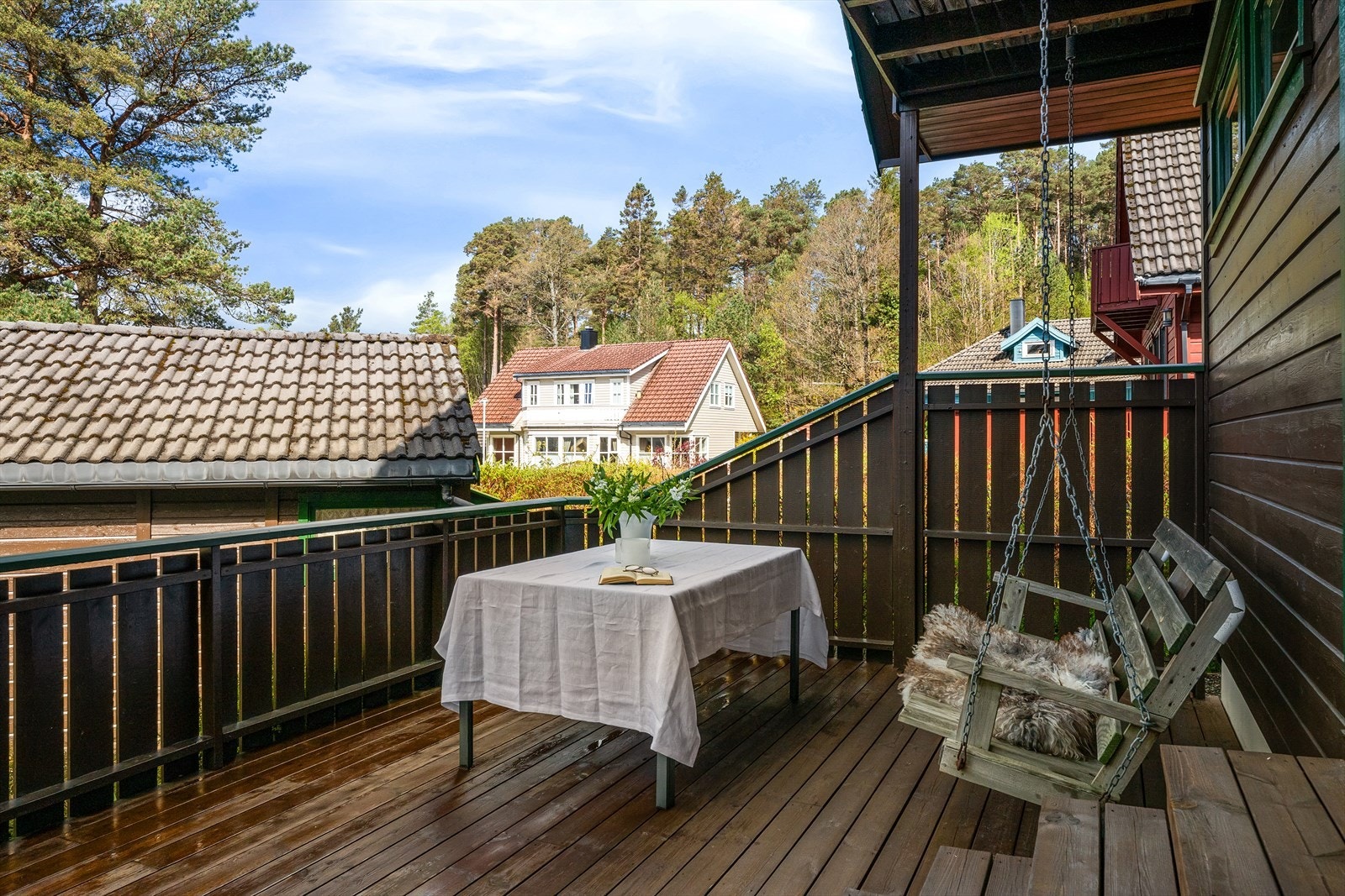 Høy trivsel med grønne lunger, sol og luftige omgivelser. Ende av blindvei gjør at kun få hus kjører inn. Galleribilde