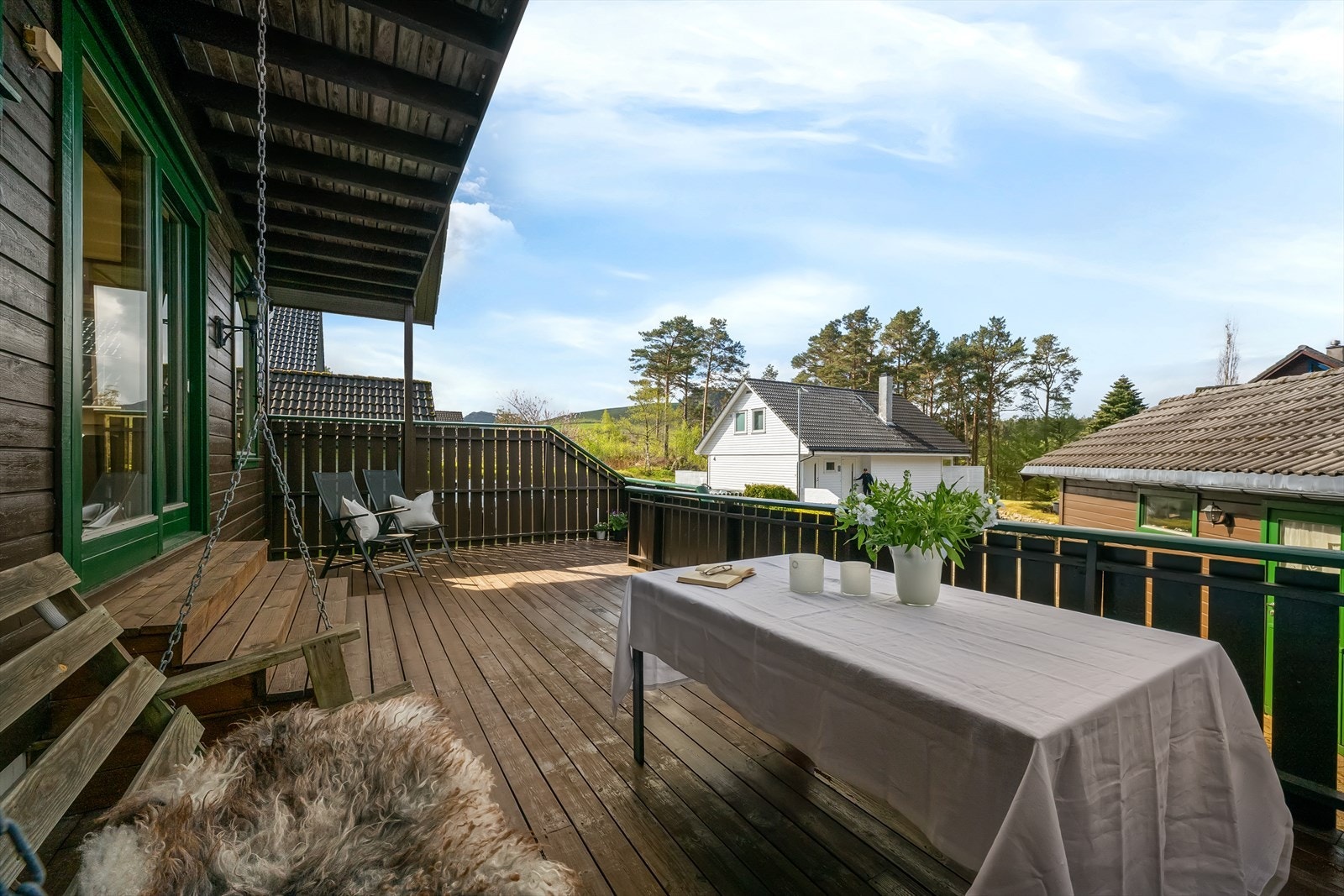 Luftig og grønt med gode solforhold gir en herlig atmosfære og uterom du gleder deg til å bruke. Galleribilde