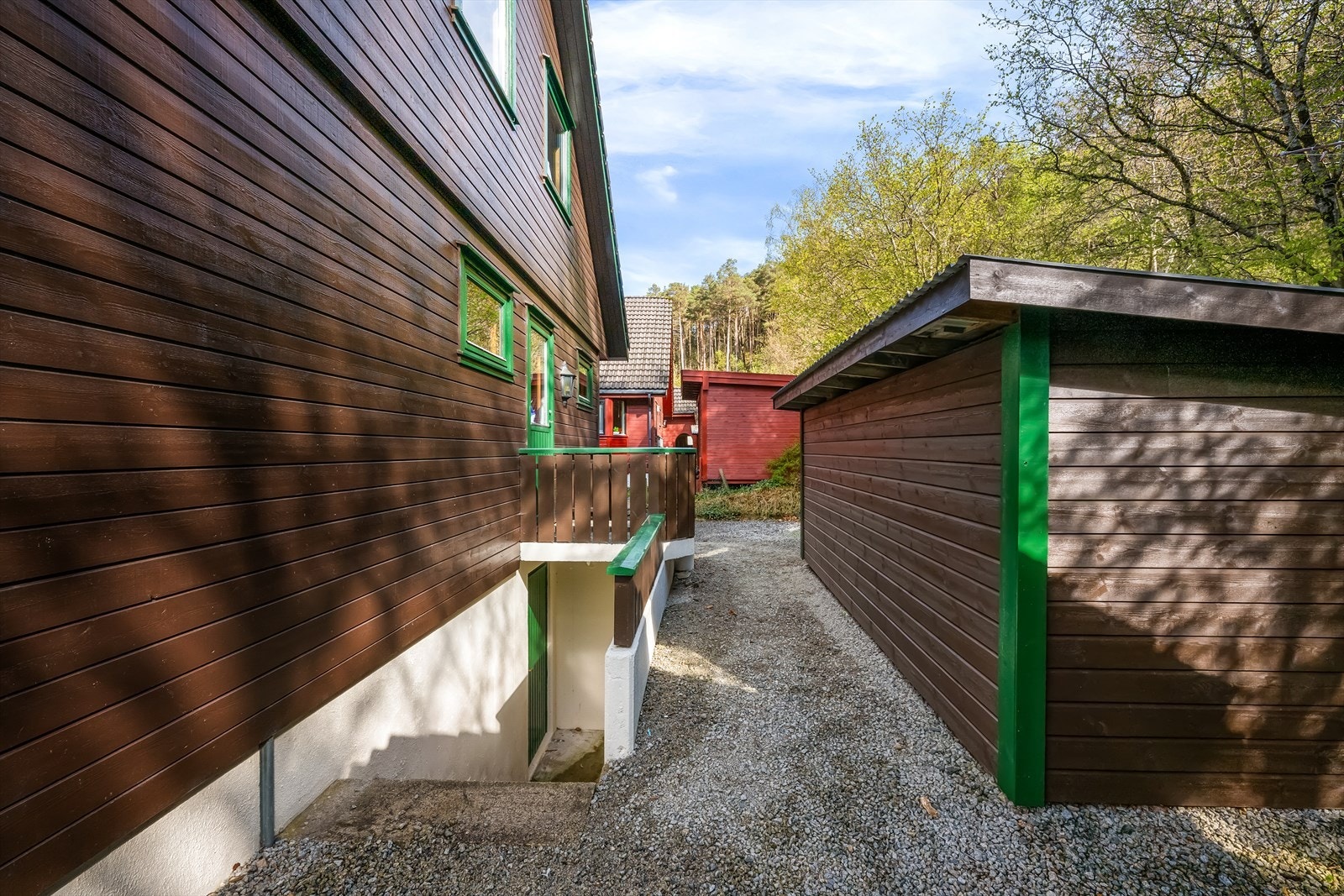Trappenedgang til kjeller. God plass på baksiden til sykler, og annet. Galleribilde