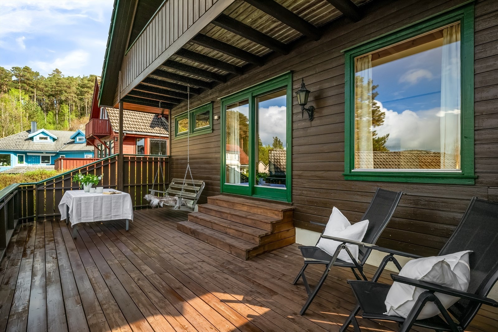 Romslig og solrik terrasse fra formiddag til sen kveld. Her kan du ha både gjester til grilling og god sittegruppe/lounge. Galleribilde