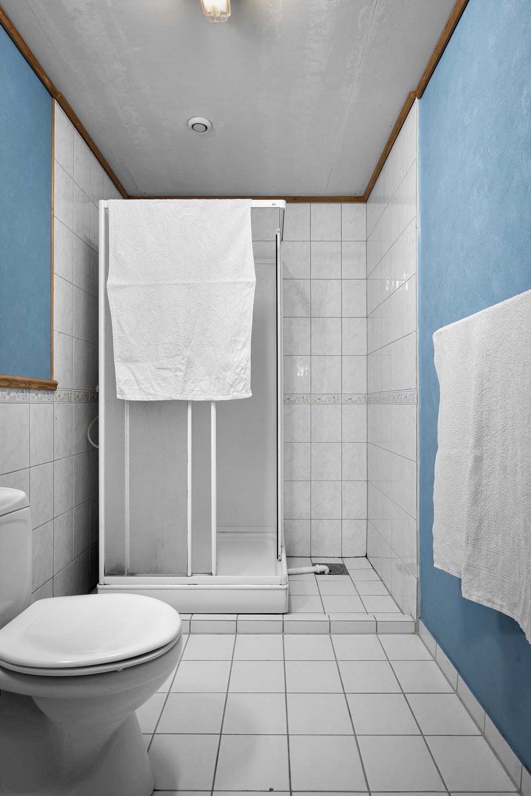 Bad med dusjkabinett, wc og vask. Enkelt og funksjonelt. Galleribilde
