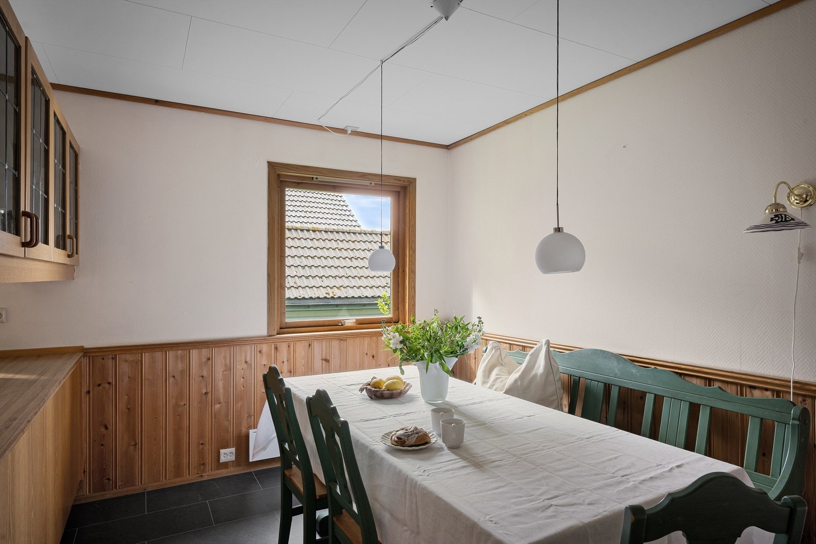 Spisebord som kan trekkes ut. God plass. Fint både for lekser under matlaging i hverdagen, og samling med hele familien. Herlig med naturlig lys og vindu også her. Galleribilde