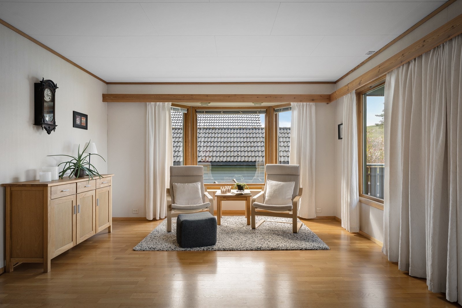 Hovedstuen har gode veggflater for møblering av reoler/kommoder i tillegg til to store soner med dagligstue og lounge/peisestue. Galleribilde