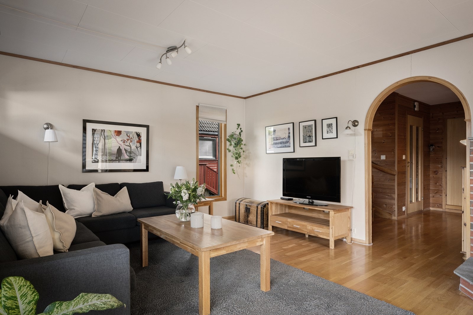 Her får du både stor tv-stue, og lounge eller spisestue i tillegg til spisestue/allrom på kjøkken. Galleribilde