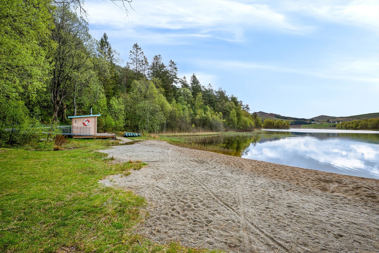 Nydelige omgivelser like bortenfor med Bråsteinsvatnet, badstu og turområder. Galleribilde