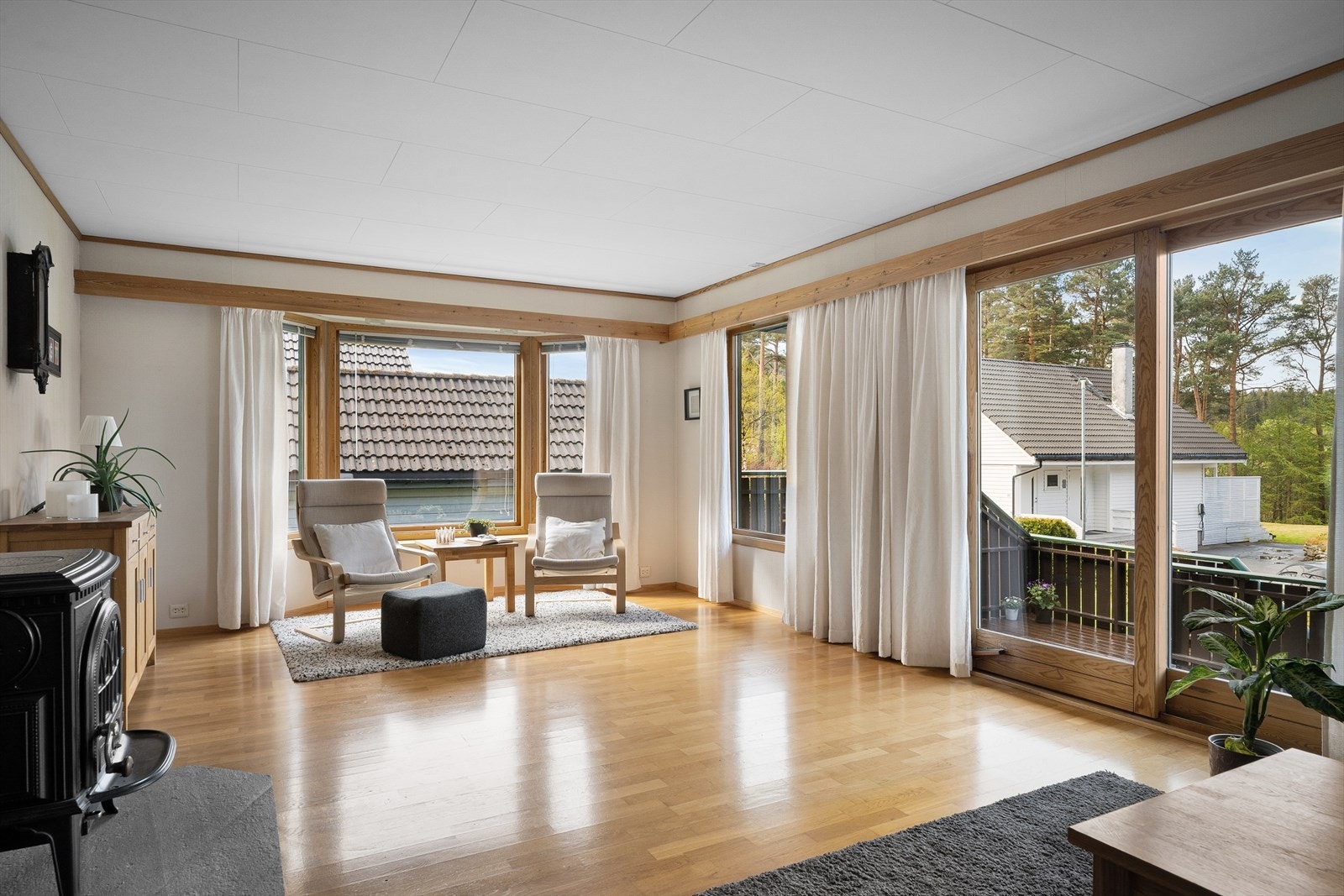 Store vindusflater gir mye naturlig lys og fint utsyn til omkringliggende grøntarealer - som bidrar til høy trivsel. Galleribilde