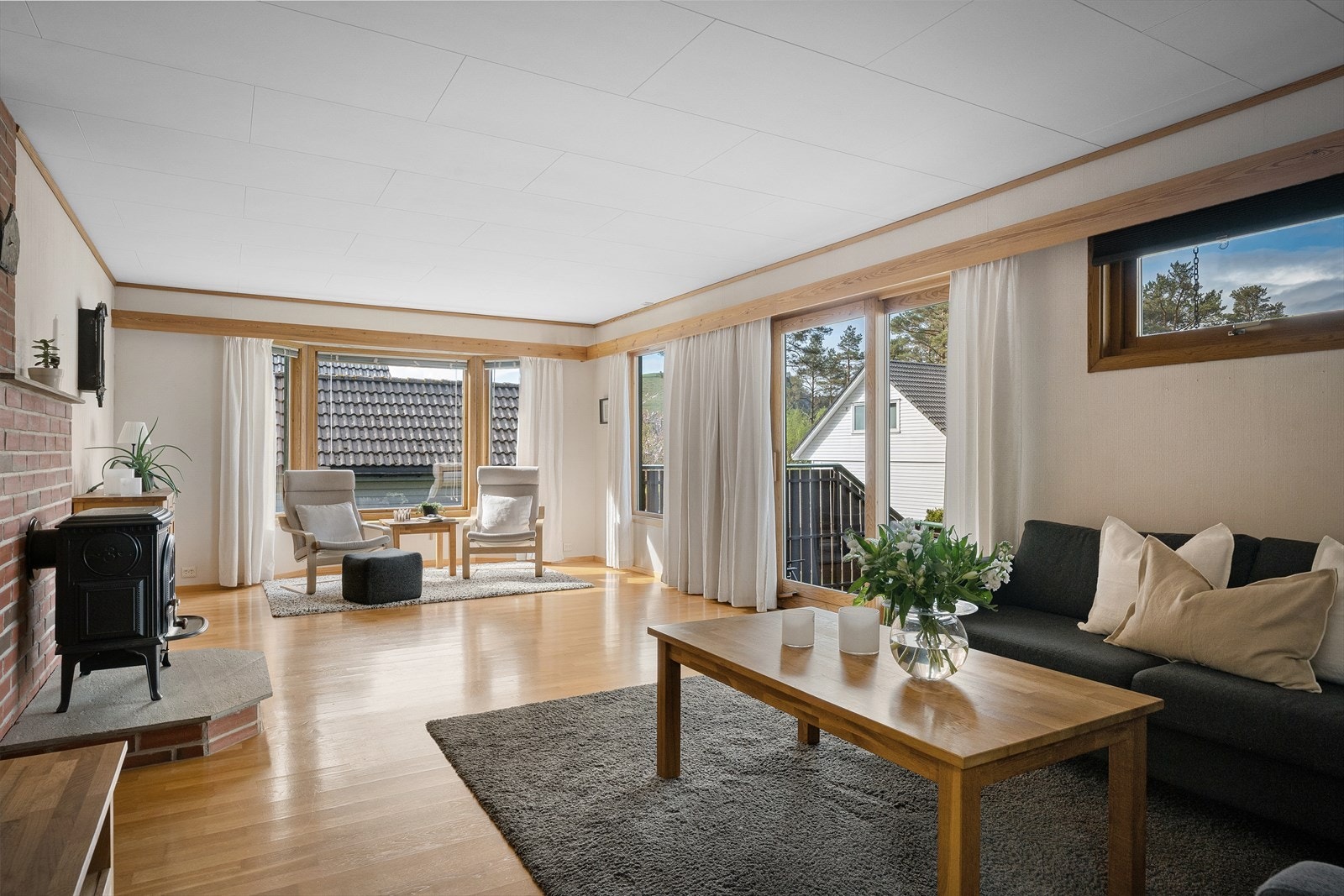 Hovedstuen har mye naturlig lys, vedovn for ekstra kos, og skyvedør ut til solrik, romslig terrasse og hage. Galleribilde