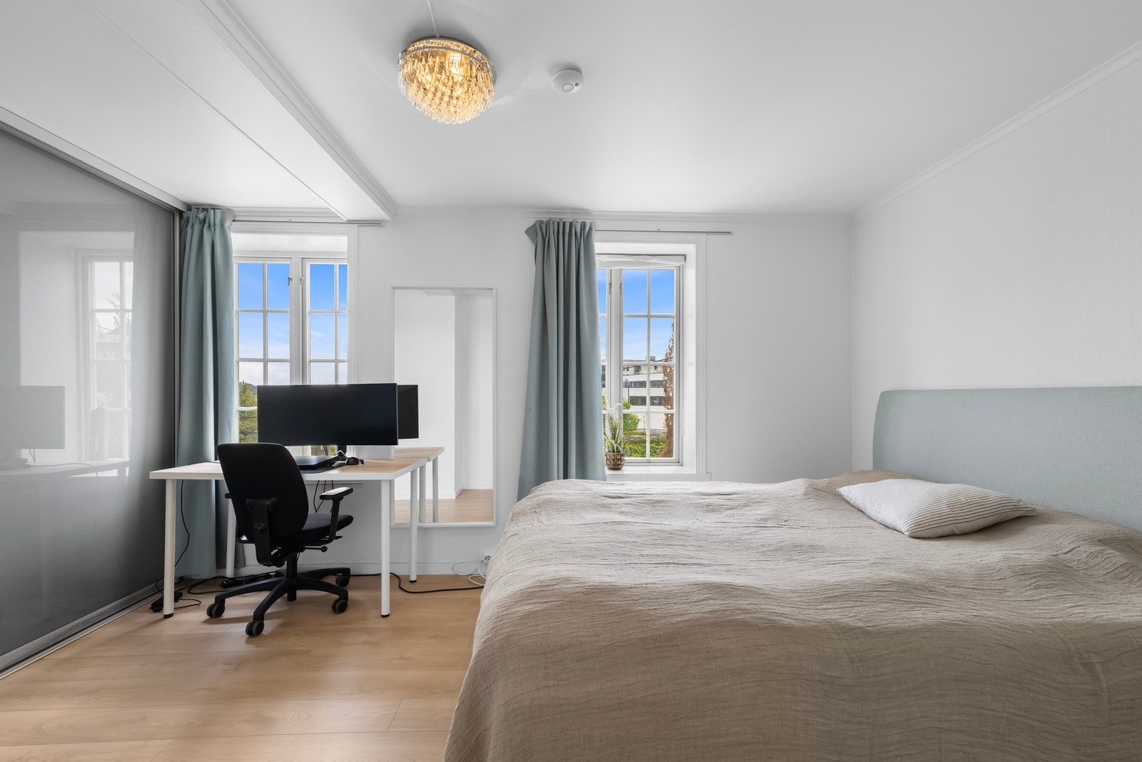 Soverom med garderobeløsning, plass til dobbeltseng og arbeidsplass. Galleribilde
