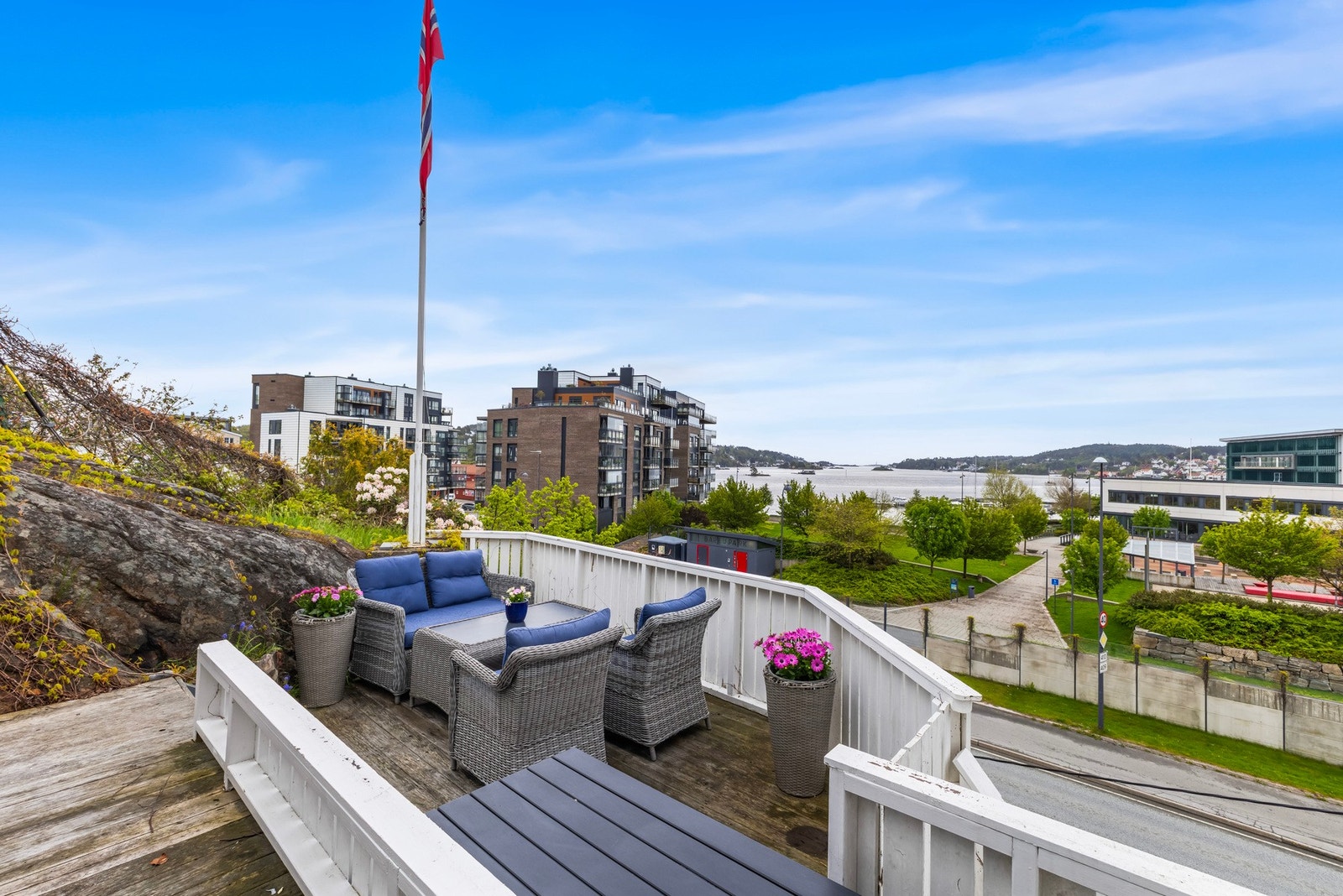 Terrasse i flere nivåer med gode solforhold og utsyn mot sjøen. Galleribilde