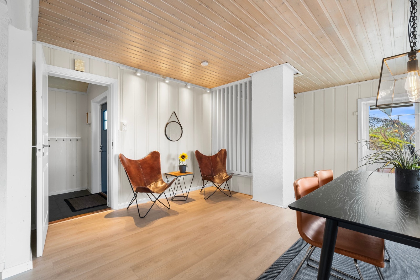 Spisestue med god plass til spisebord og vindusflater som slipper inn naturlig lys. Galleribilde