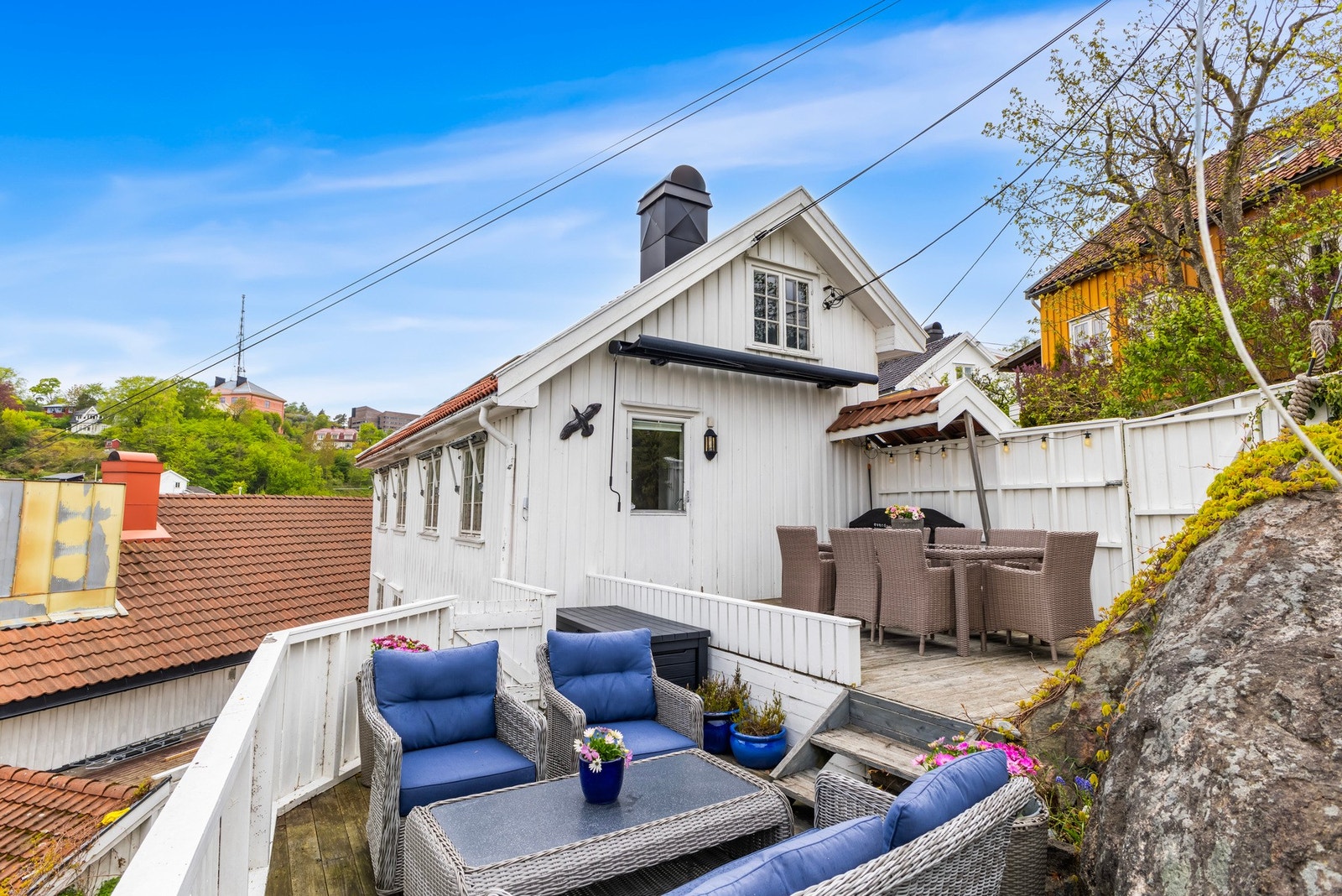 Boligen ligger fint til i terrenget med terrassearealer og utsikt mot nærområdet. Galleribilde