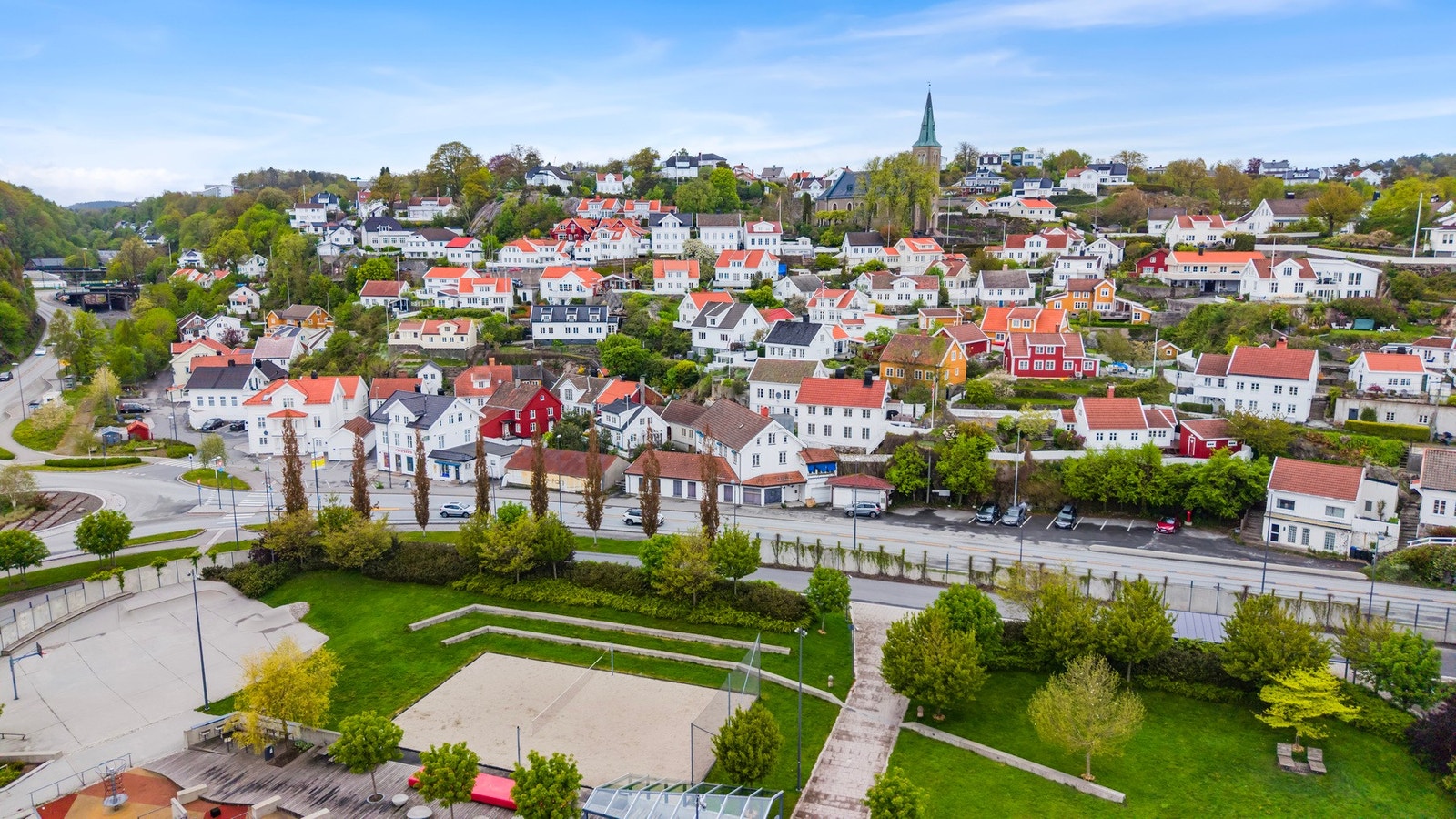 Eiendommen ligger i et etablert og sjarmerende område med kort vei til byen. Galleribilde