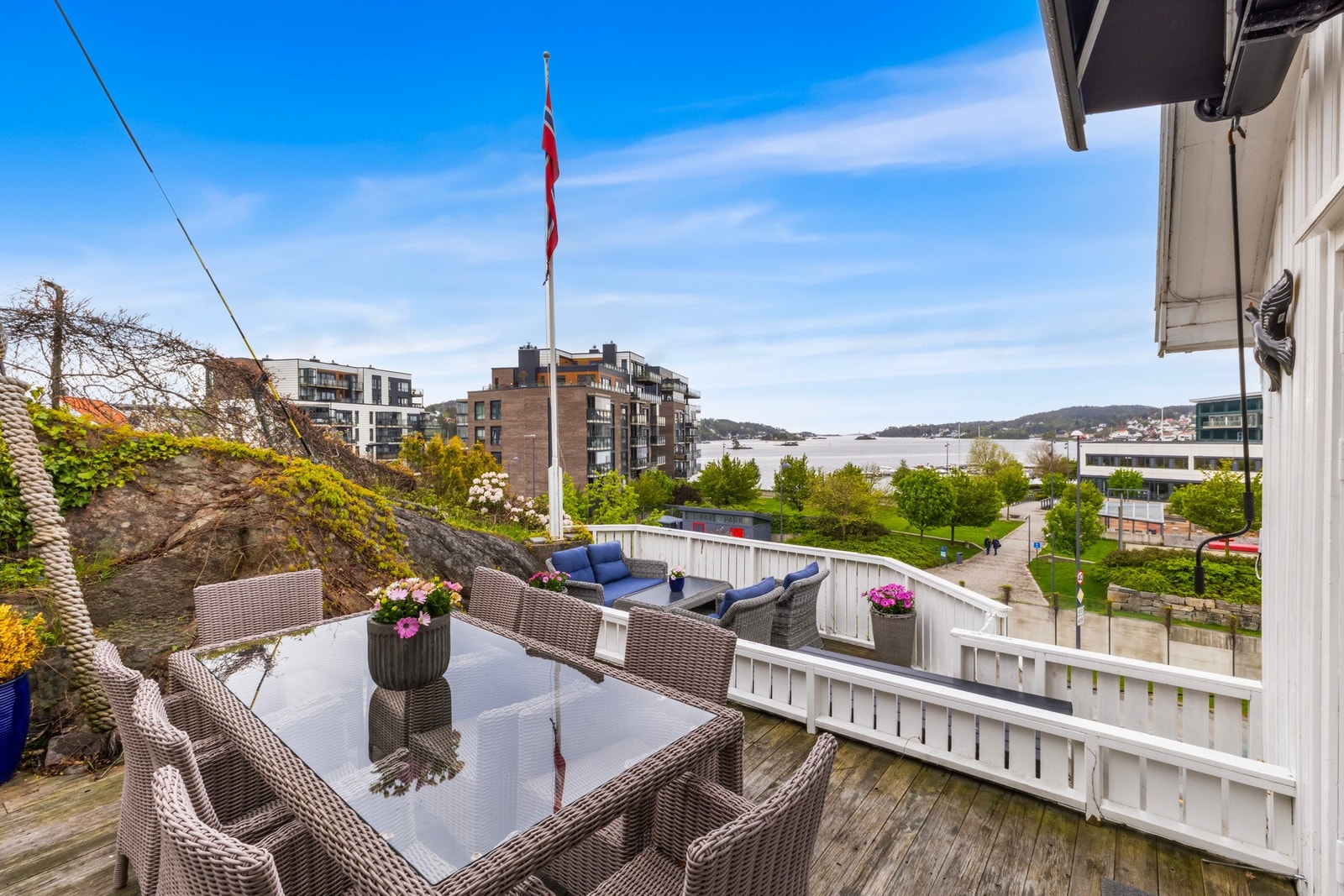 Terrasse med gode oppholdssoner og flott utsikt mot sjøen og byen. Galleribilde